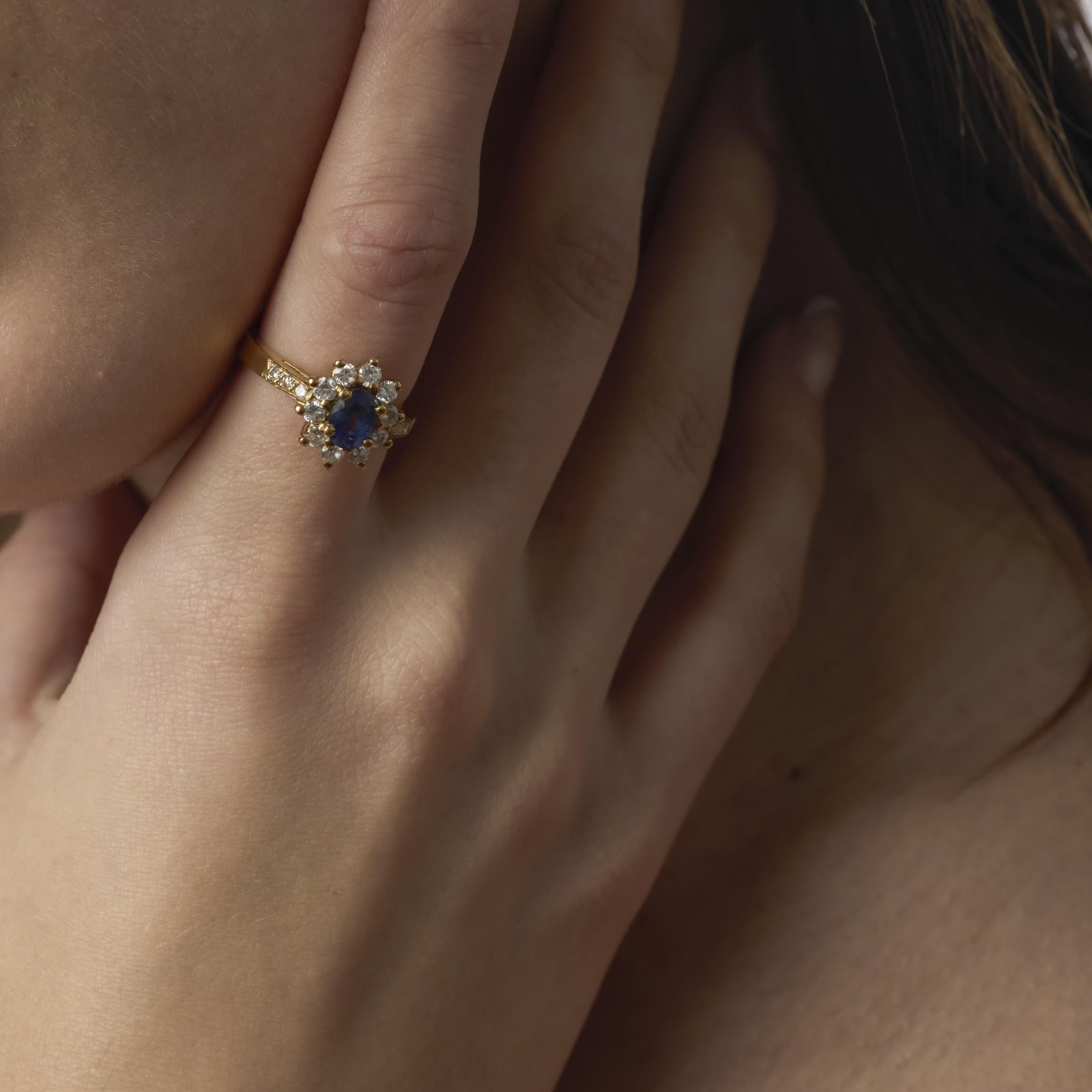 Taille ovale Vintage 1 carat saphir diamant or jaune 18k bague cluster en vente