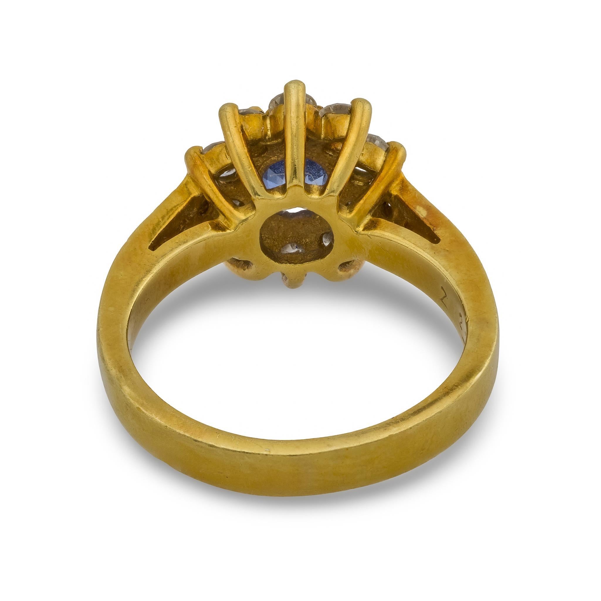 Vintage 1 carat saphir diamant or jaune 18k bague cluster Bon état - En vente à Beverly Hills, CA