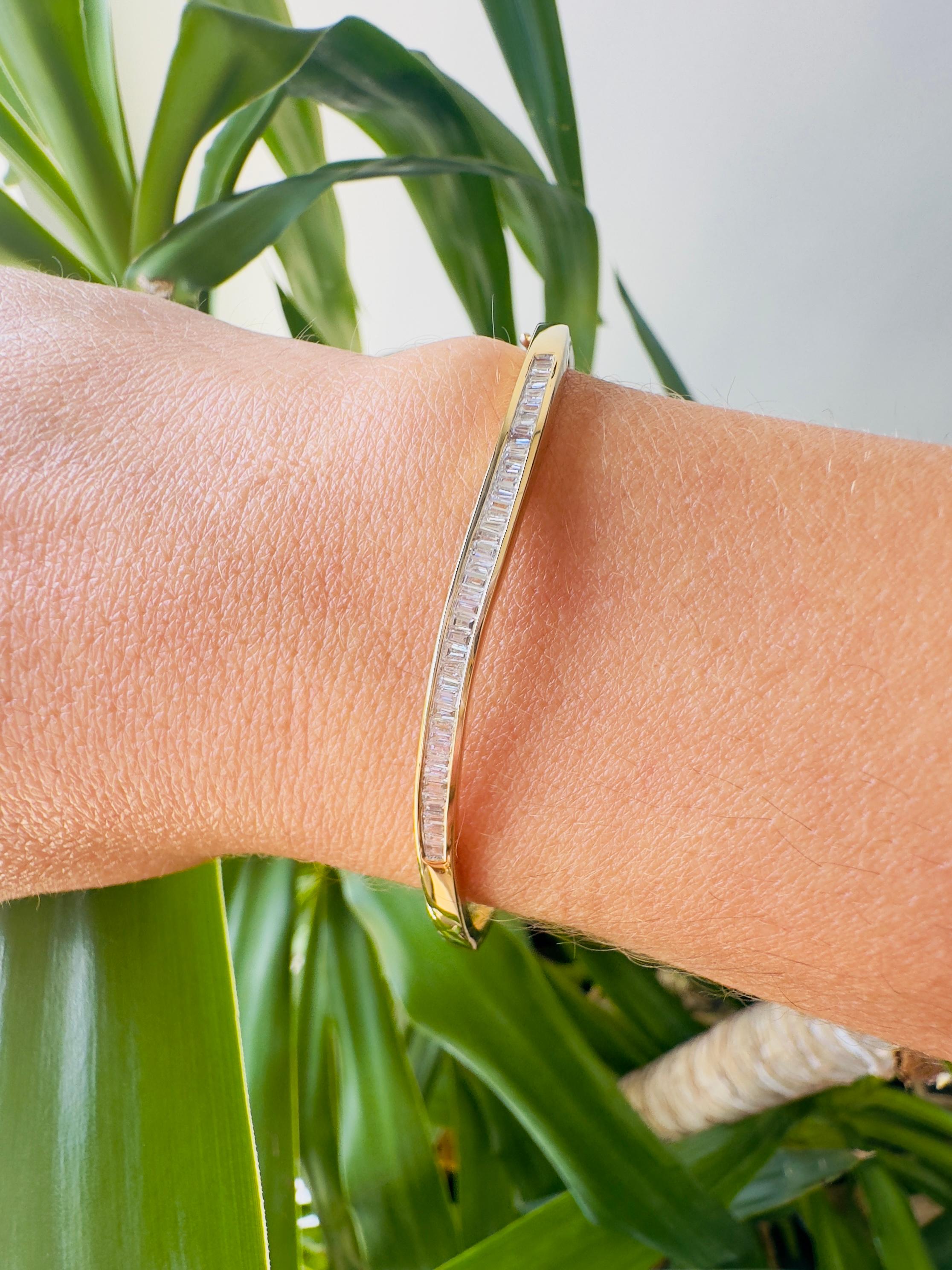 Vintage 1 CTW Baguette Cut Diamond Bangle in 14K Yellow Gold For Sale 1