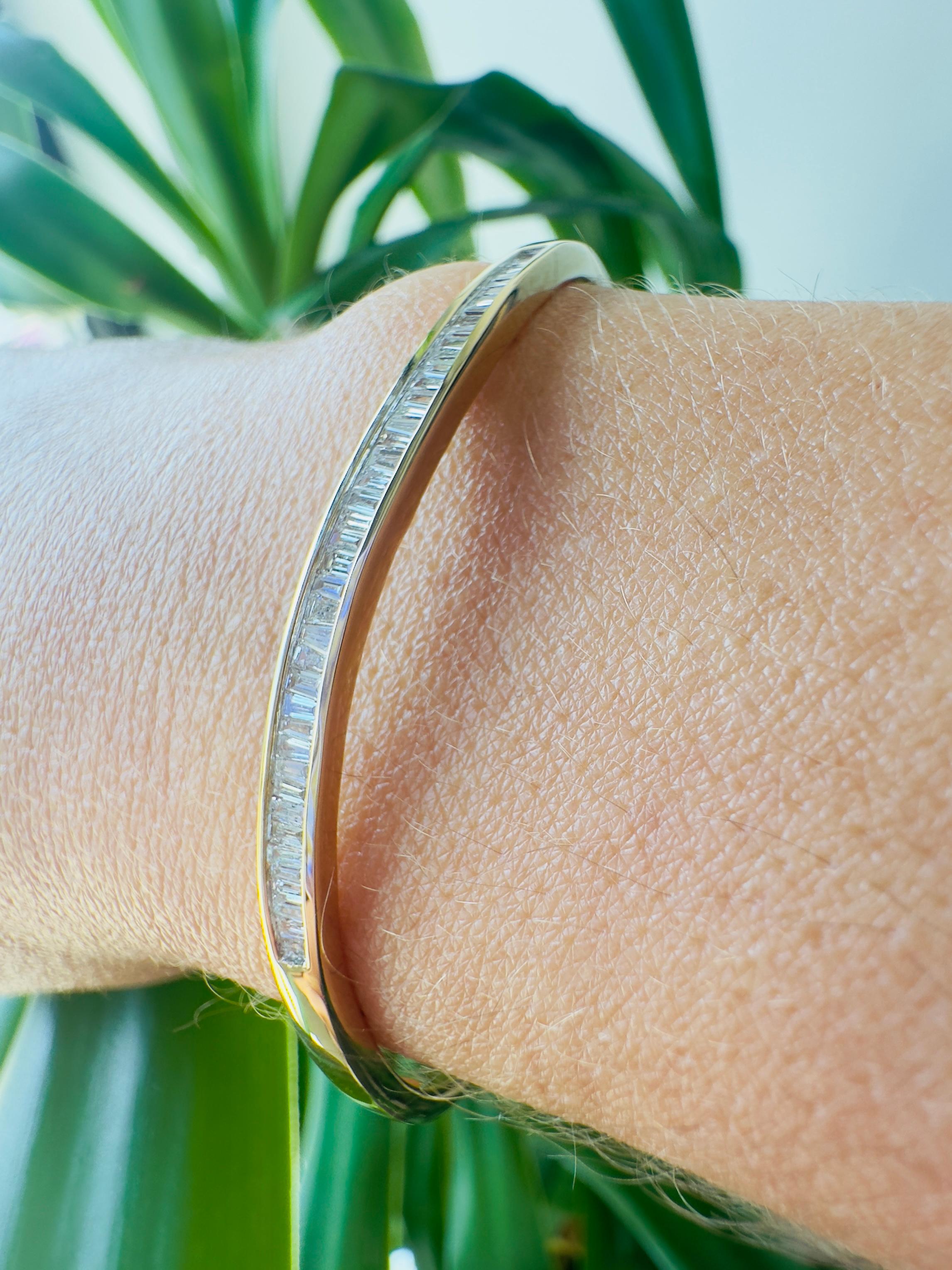 Vintage 1 CTW Baguette Cut Diamond Bangle in 14K Yellow Gold For Sale 2