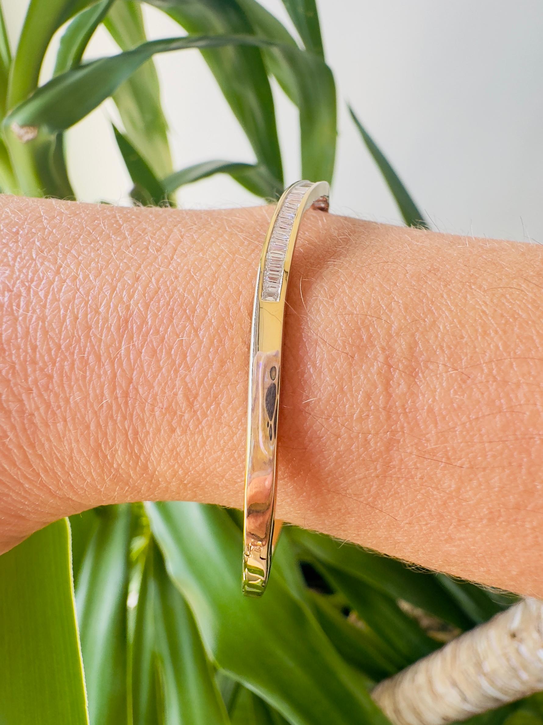 Vintage 1 CTW Baguette Cut Diamond Bangle in 14K Yellow Gold For Sale 3