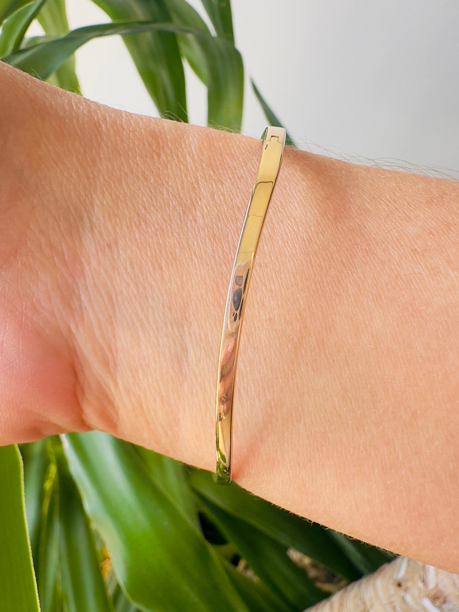 Vintage 1 CTW Baguette Cut Diamond Bangle in 14K Yellow Gold For Sale 4