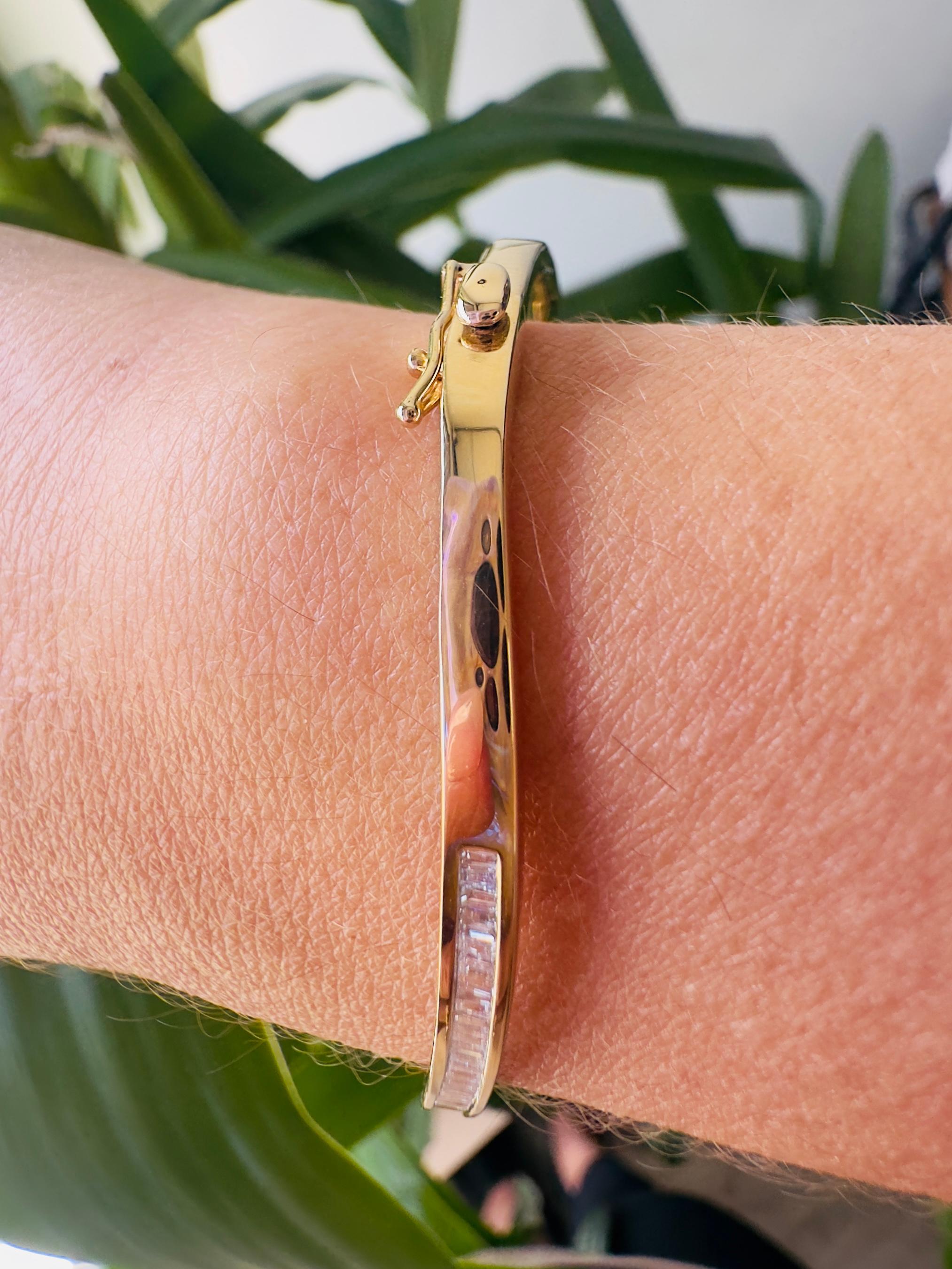Vintage 1 CTW Baguette Cut Diamond Bangle in 14K Yellow Gold For Sale 5