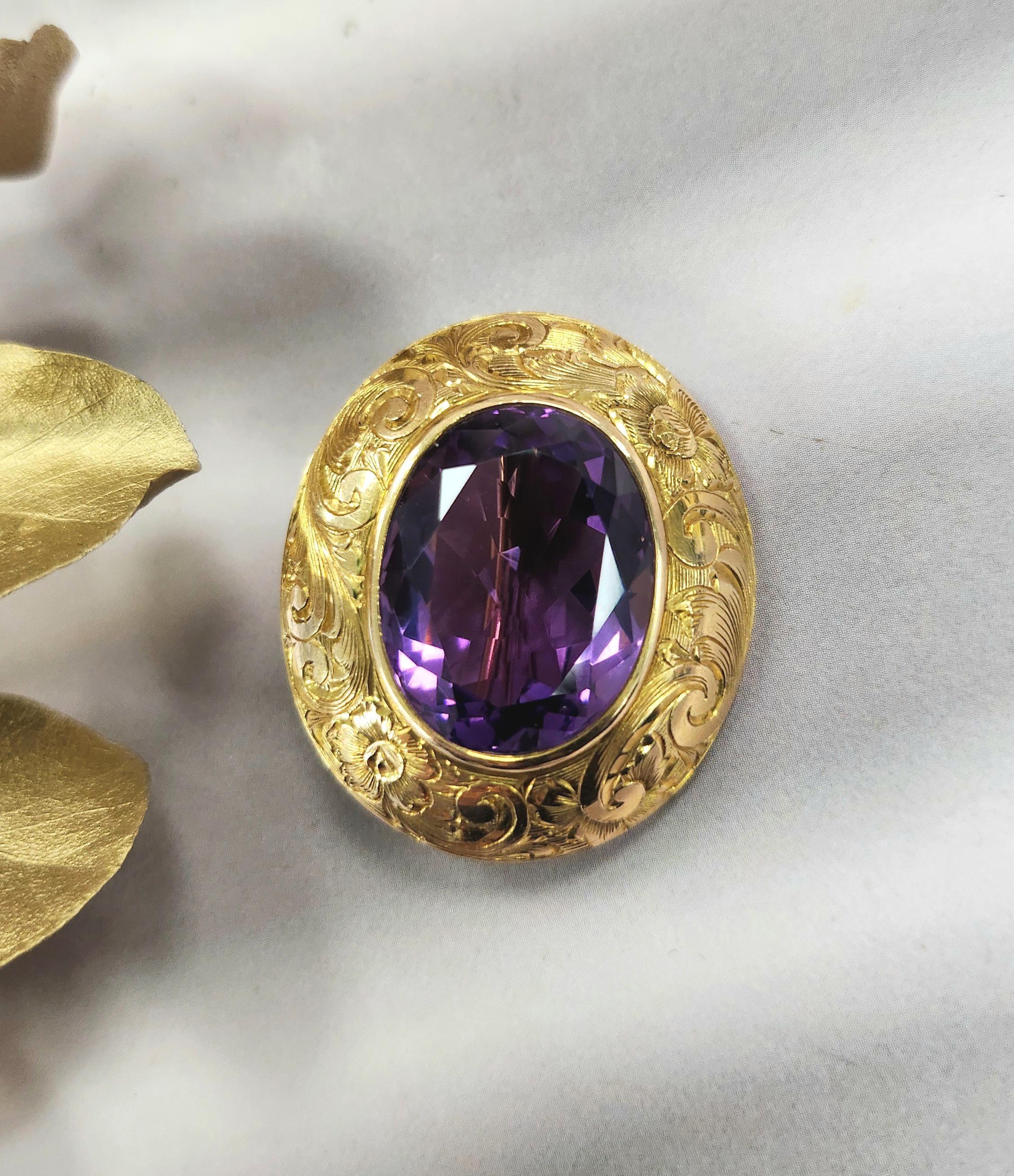 Moderno Spilla d'epoca in oro giallo 14K con ametista ovale da 10 carati incisa in vendita