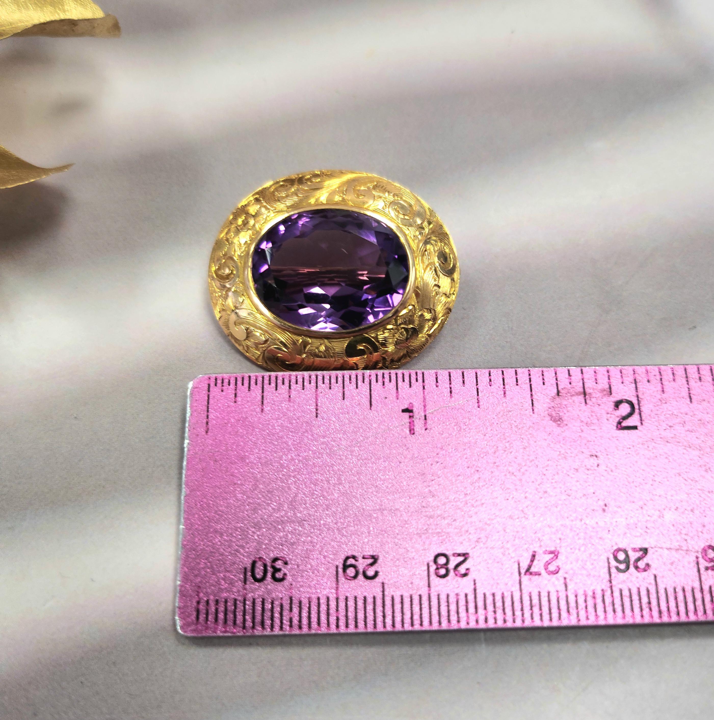 Taglio ovale Spilla d'epoca in oro giallo 14K con ametista ovale da 10 carati incisa in vendita