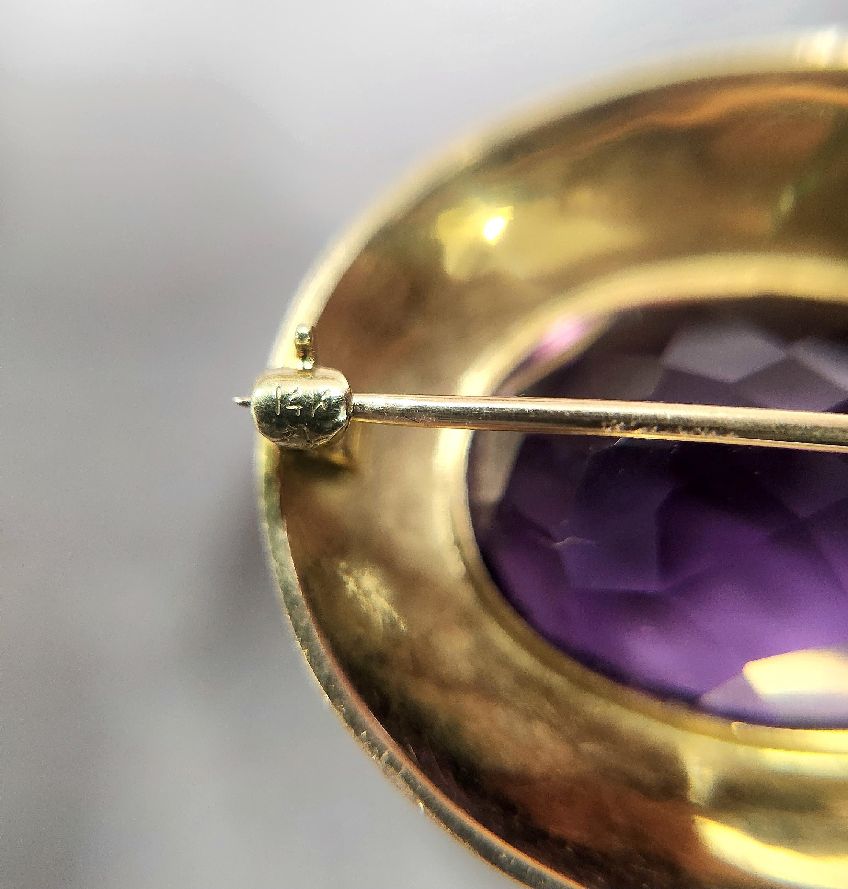 Spilla d'epoca in oro giallo 14K con ametista ovale da 10 carati incisa In condizioni buone in vendita a Los Angeles, CA