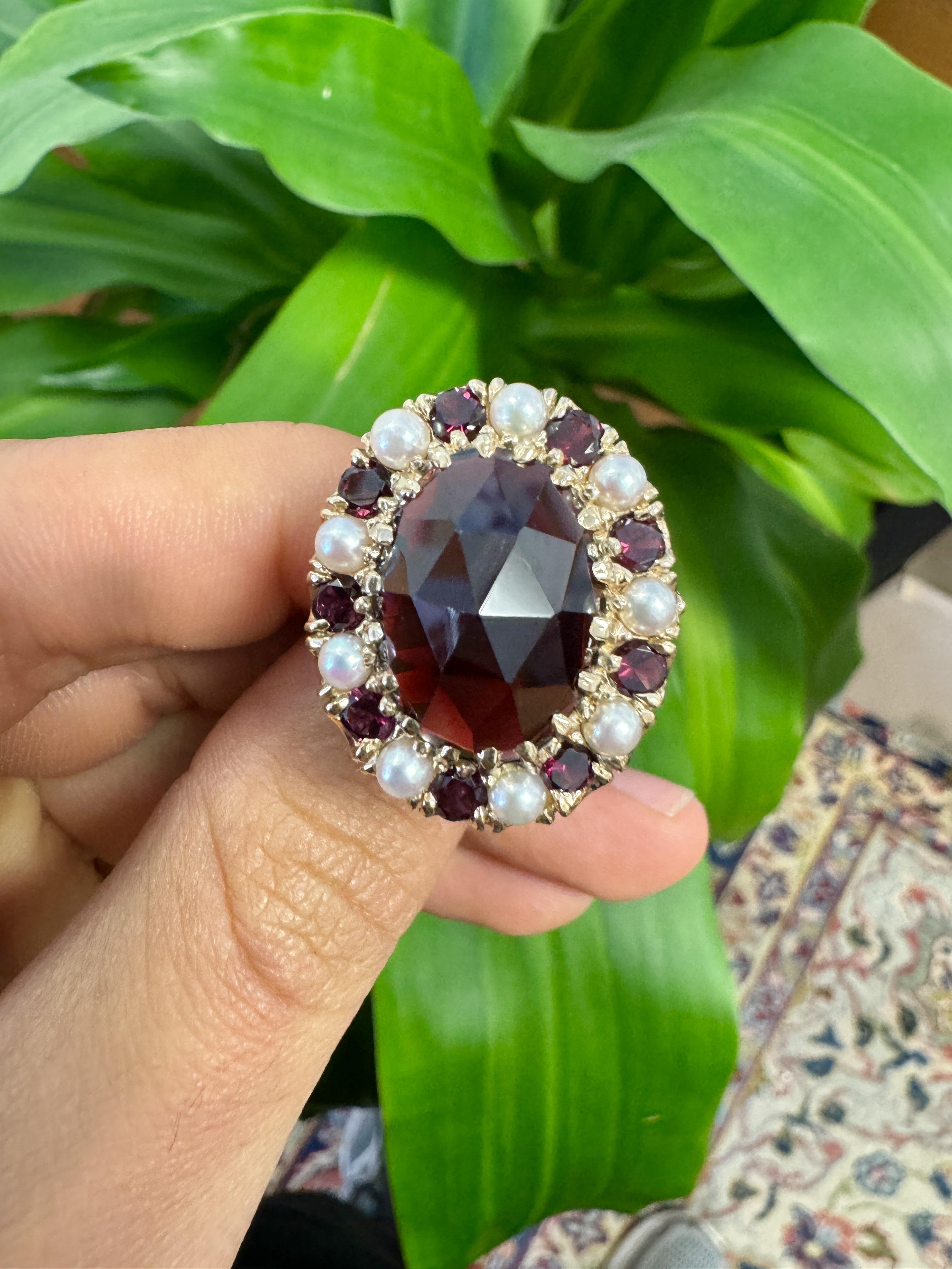 Vintage 10 Carat Oval Cut Garnet and Pearl Halo 14K Yellow Gold Cocktail Ring In Excellent Condition For Sale In Miami, FL
