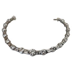 Vintage 10 carat total Diamond Bracelet with Rounds and Baguettes in Platinum