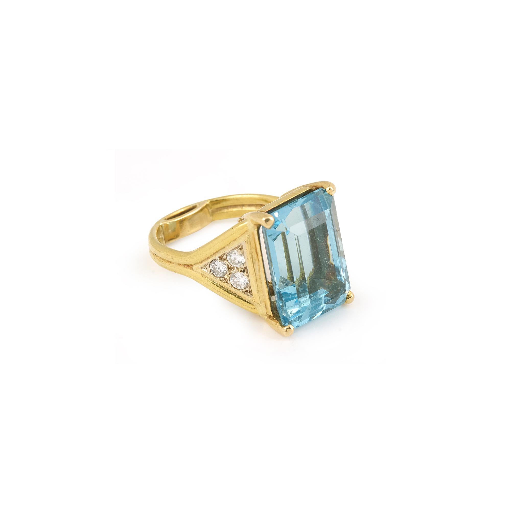 Exceptional yellow gold ring set with a large rectangular cut aquamarine and 6 brilliant diamonds.

This amazing Aquamarine was purchased in Brazil in the 50s/60s and mounted in Paris in the 70s/80s.

Dimensions of the aquamarine: 16.05 x 11.55 x