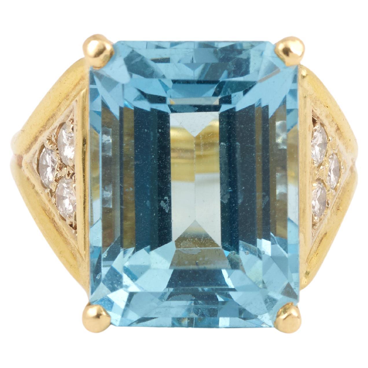 Vintage 10 Carats Santa Maria Aquamarine Diamonds 18 Carats Yellow Gold Ring
