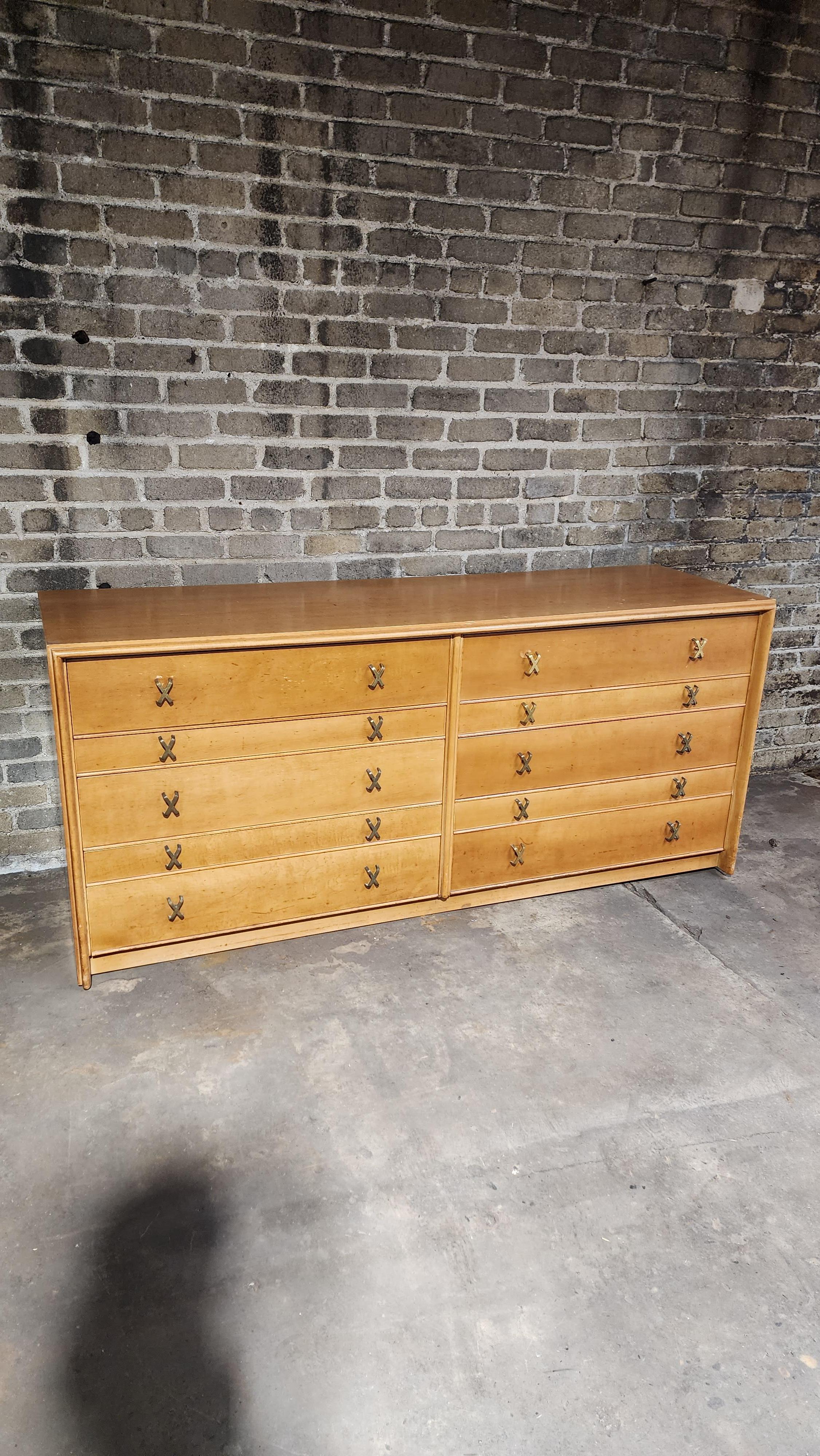 Bellissimo comò d'epoca in legno biondo a 10 cassetti con tiretti in ottone. disegnato da Paul Frankl per Johnson Furniture. 