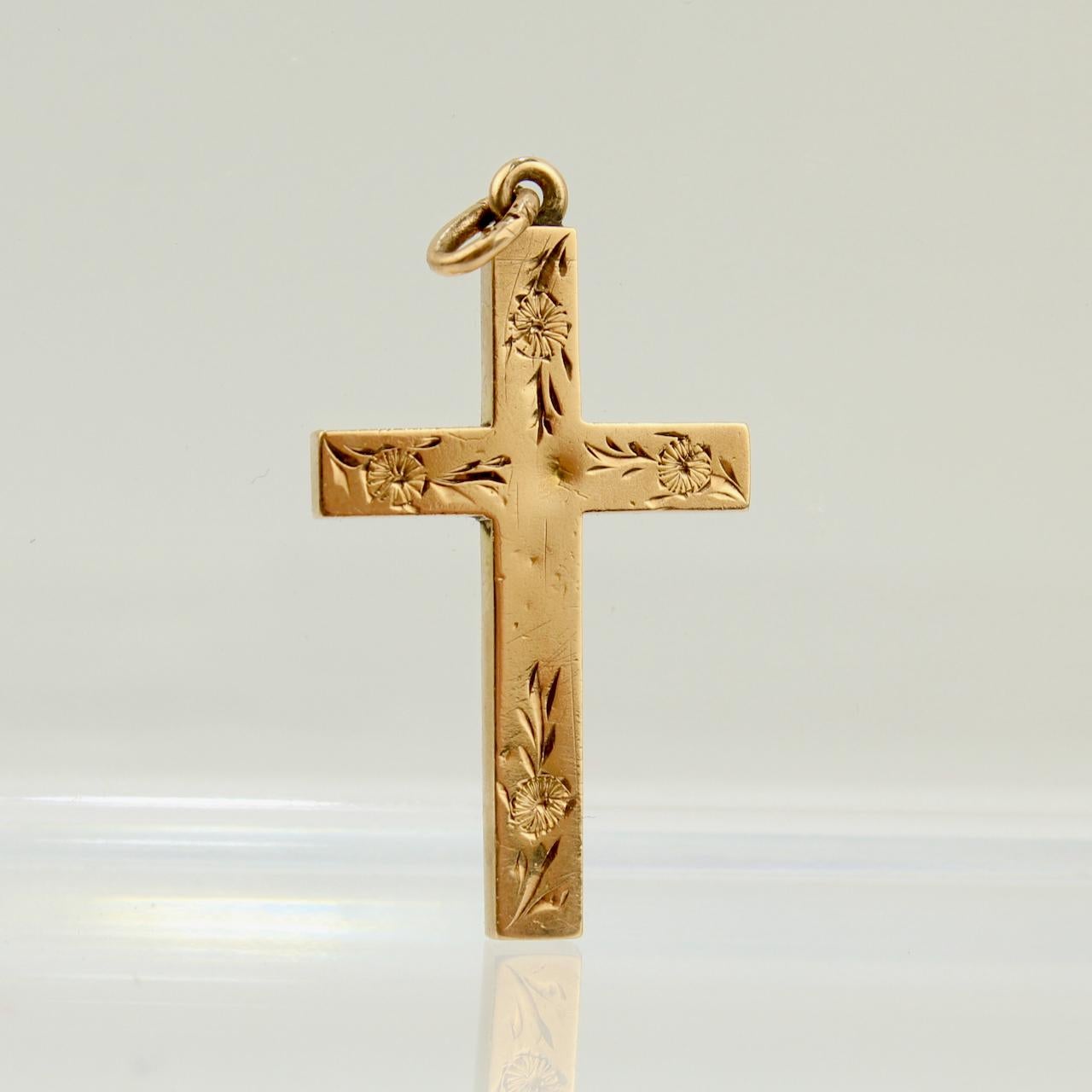 Anhänger oder Charme, Kreuz oder Kruzifix, 10 Karat Gold im Zustand „Gut“ in Philadelphia, PA