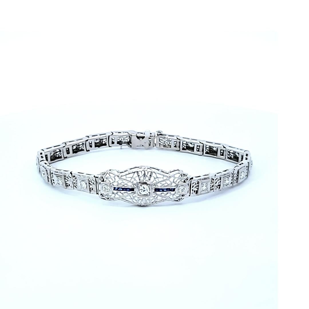 Diese Schönheit stammt aus einer längst vergangenen Zeit!  Dieses schöne Armband aus 10 Karat Weißgold besteht aus 0,50 Karat Diamanten und synthetischen blauen Saphiren.