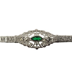 Armband aus 10 Karat Weißgold mit Filigranschliff, Diamant und simuliertem Smaragd