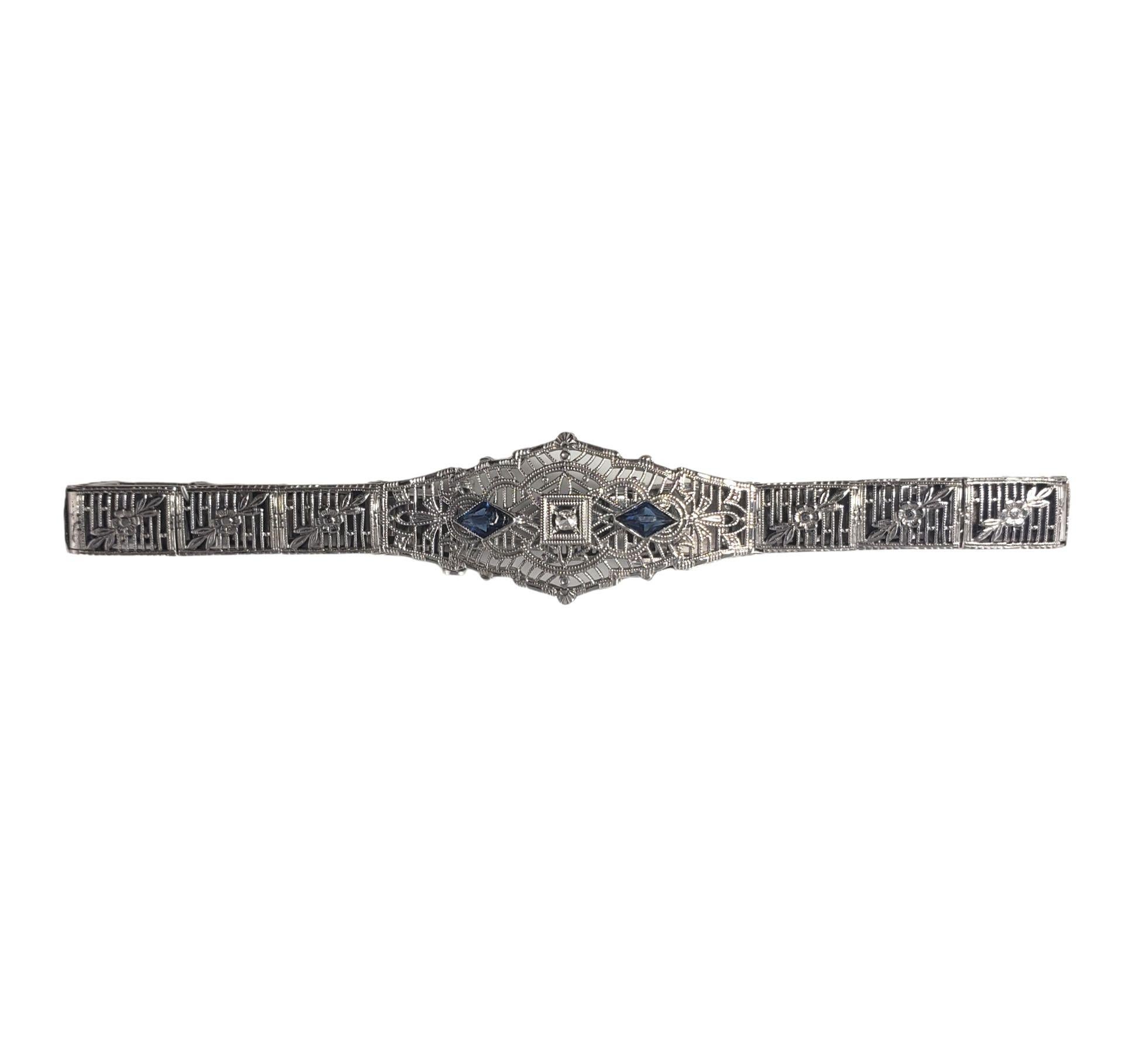 Vintage 10 Karat Weißgold Filigran Diamant und Blau Glas Armband-

Dieses reizende Armband besteht aus einem runden Diamanten im Einzelschliff und zwei blauen Glasstücken, die in ein filigranes 10-karätiges Weißgold eingefasst sind. Breite: 15