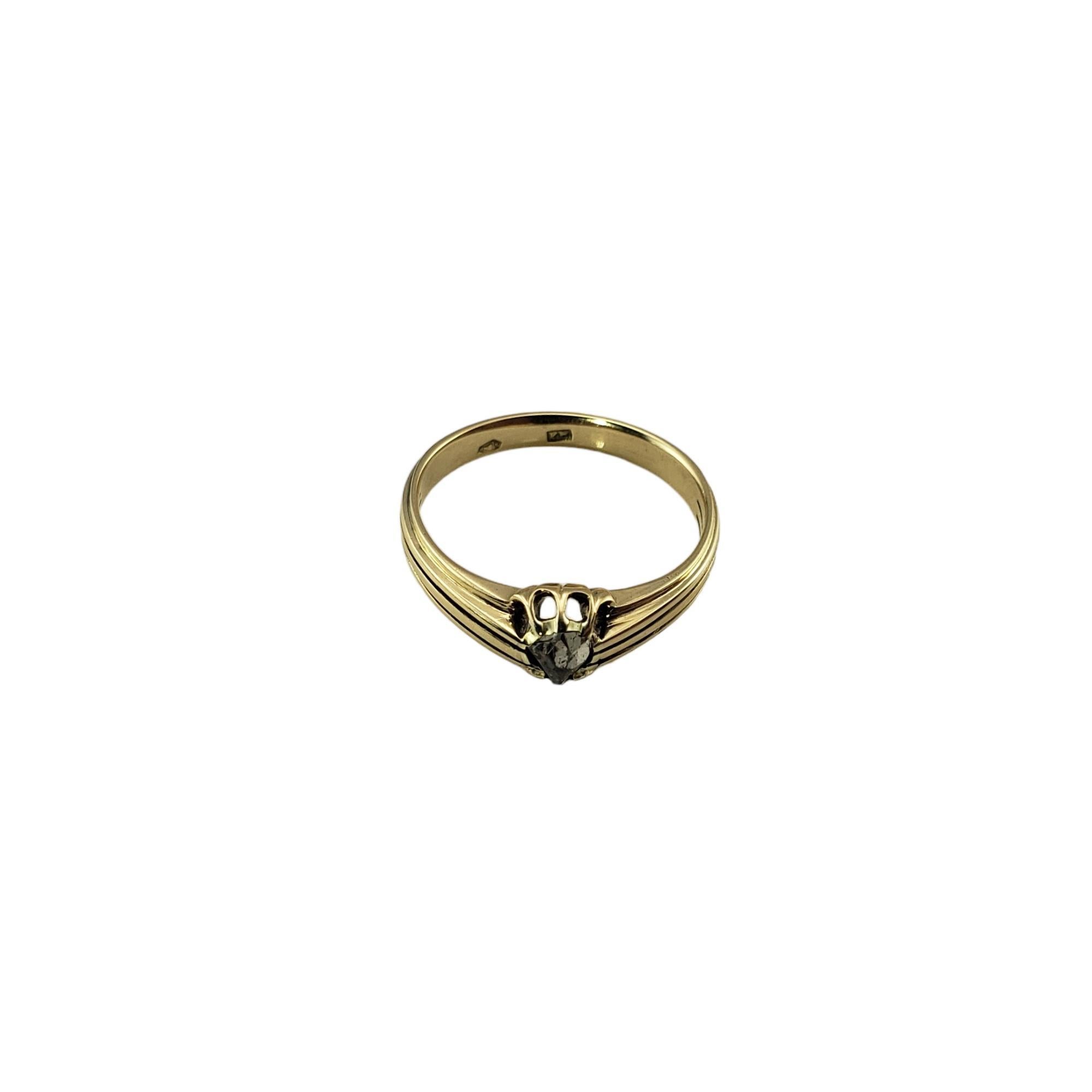 Vintage 10 Karat Yellow Gold and Diamond Ring Size 6.75-

This elegant ring features one antique cut diamond* set in beautifully detailed 10K yellow gold.  Width:  6 mm.  Shank:  2.7 mm.

*Some chips and abrasions noted to stone.

Total diamond
