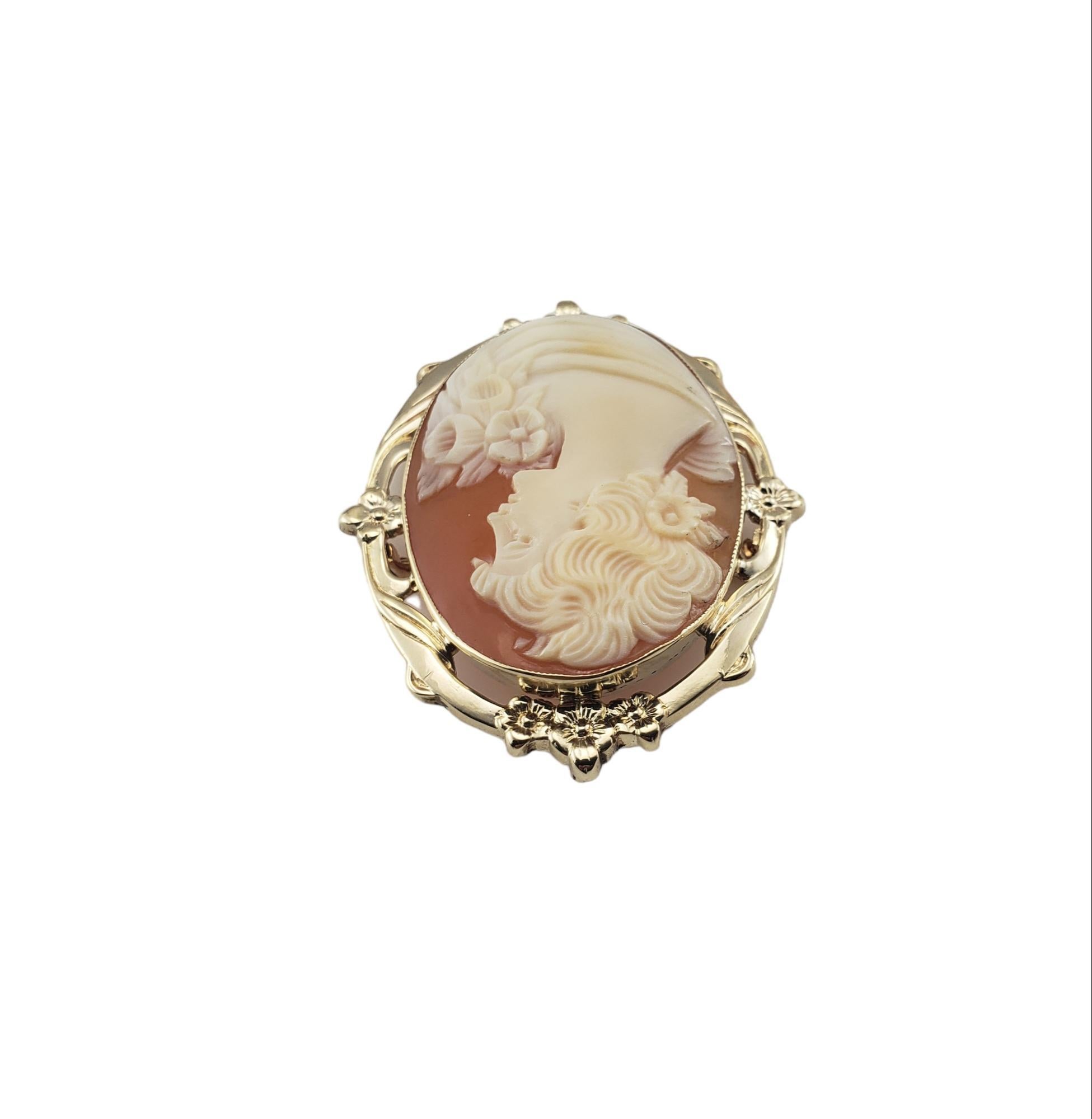 Vintage 10 Karat Yellow Gold Cameo Brooch/Pendant-

This elegant brooch features a lovely lady in profile set in beautifully detailed 10K yellow gold.

Size: 38.8 mm x 32 mm

Weight: 5.3 gr./ 3.4 dwt.

Stamped: 10K

Very good condition,