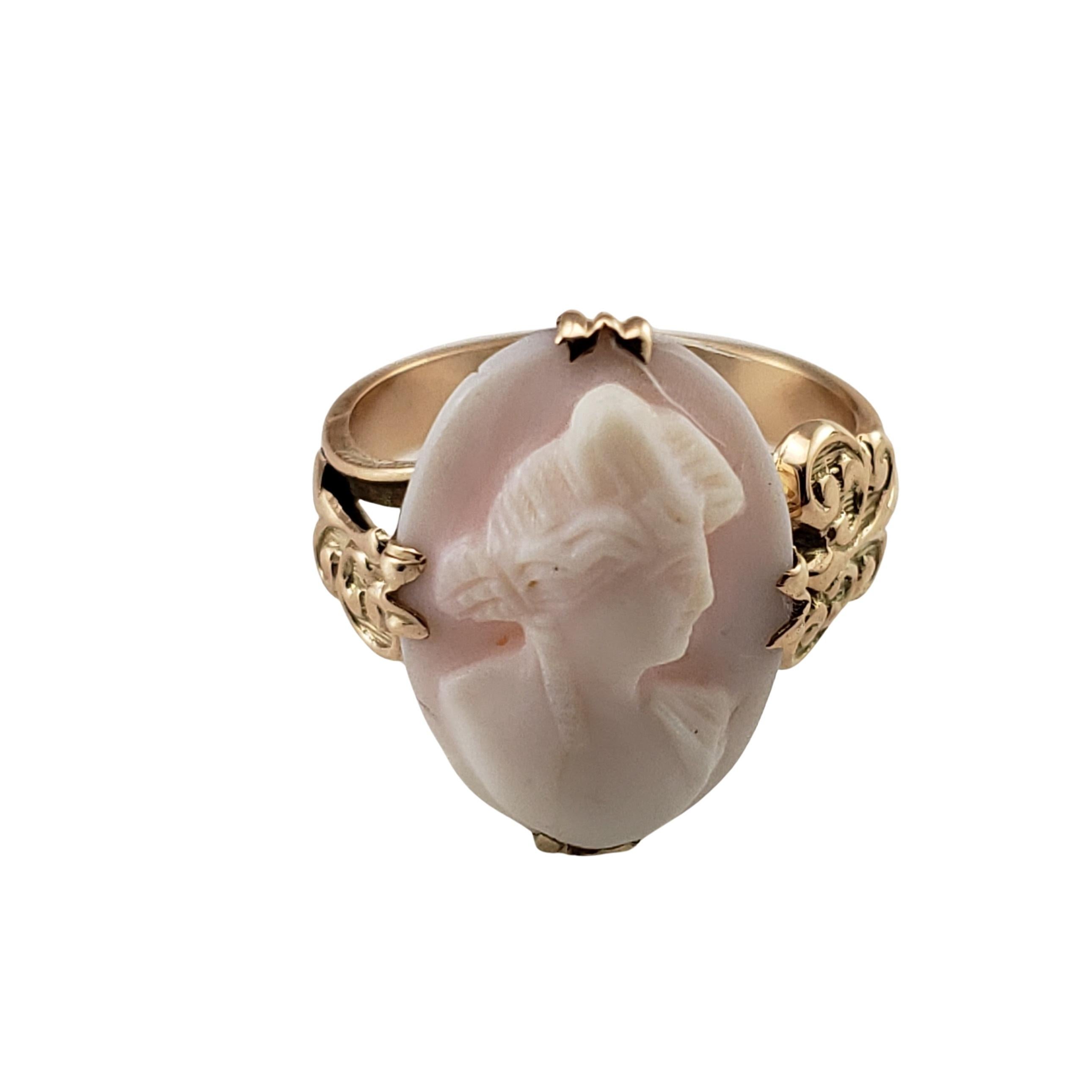 Vintage 10 Karat Gelbgold Cameo Ring Größe 4.5-

Dieser elegante Kameenring zeigt eine schöne Dame im Profil in klassischem 10-karätigem Gelbgold.  Die Oberseite des Rings misst 17 mm x 12 mm.         
Schaft: 3 mm.

Ringgröße: 4.5

Gewicht:  1.6