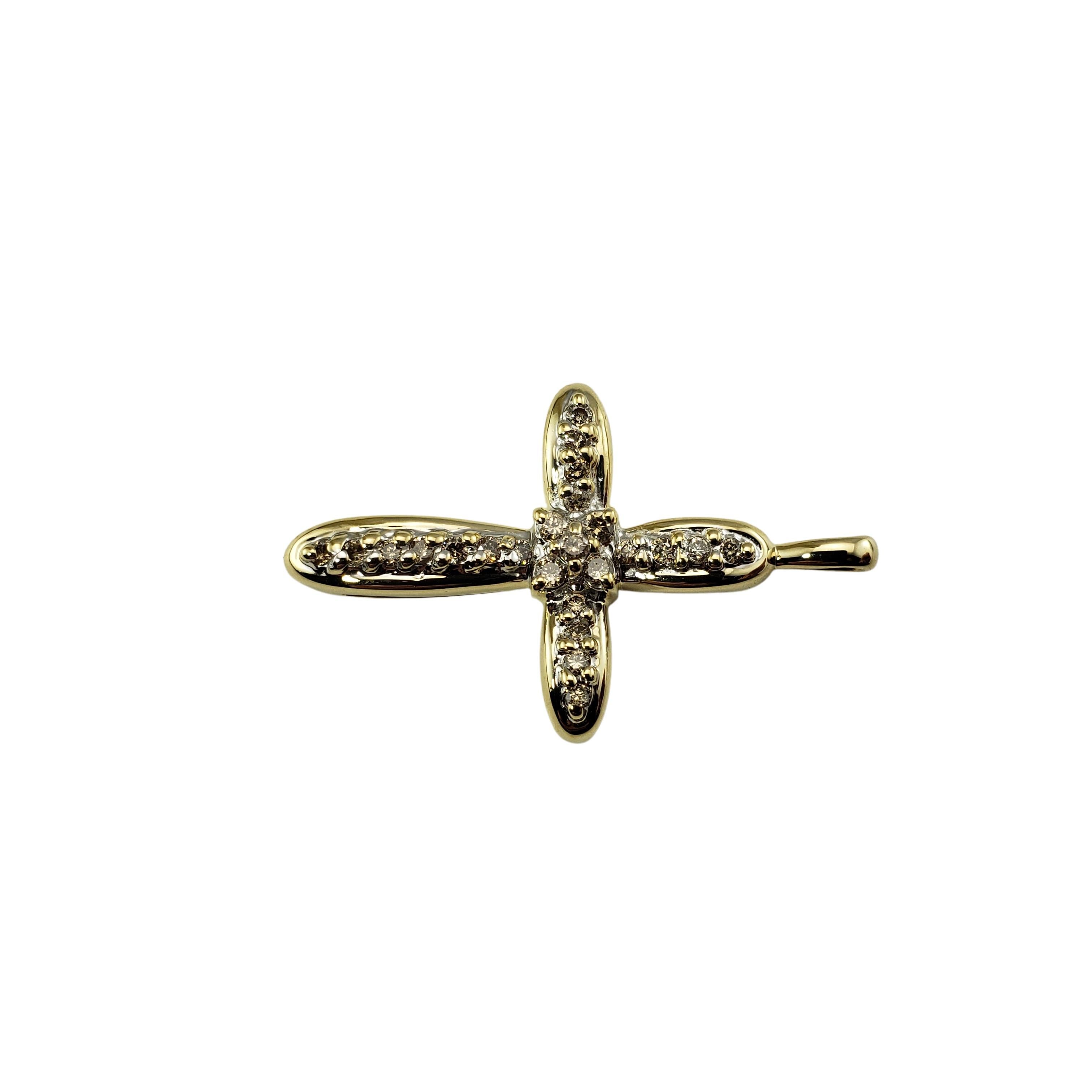 Vintage 10 Karat Gelbgold und Diamant Kreuz Anhänger-

Dieser schöne Kreuzanhänger ist mit 24 runden Diamanten im Brillantschliff in klassischem 10-karätigem Gelbgold gefasst.

Ungefähres Gesamtgewicht der Diamanten:  .14 ct.

Farbe des Diamanten: 