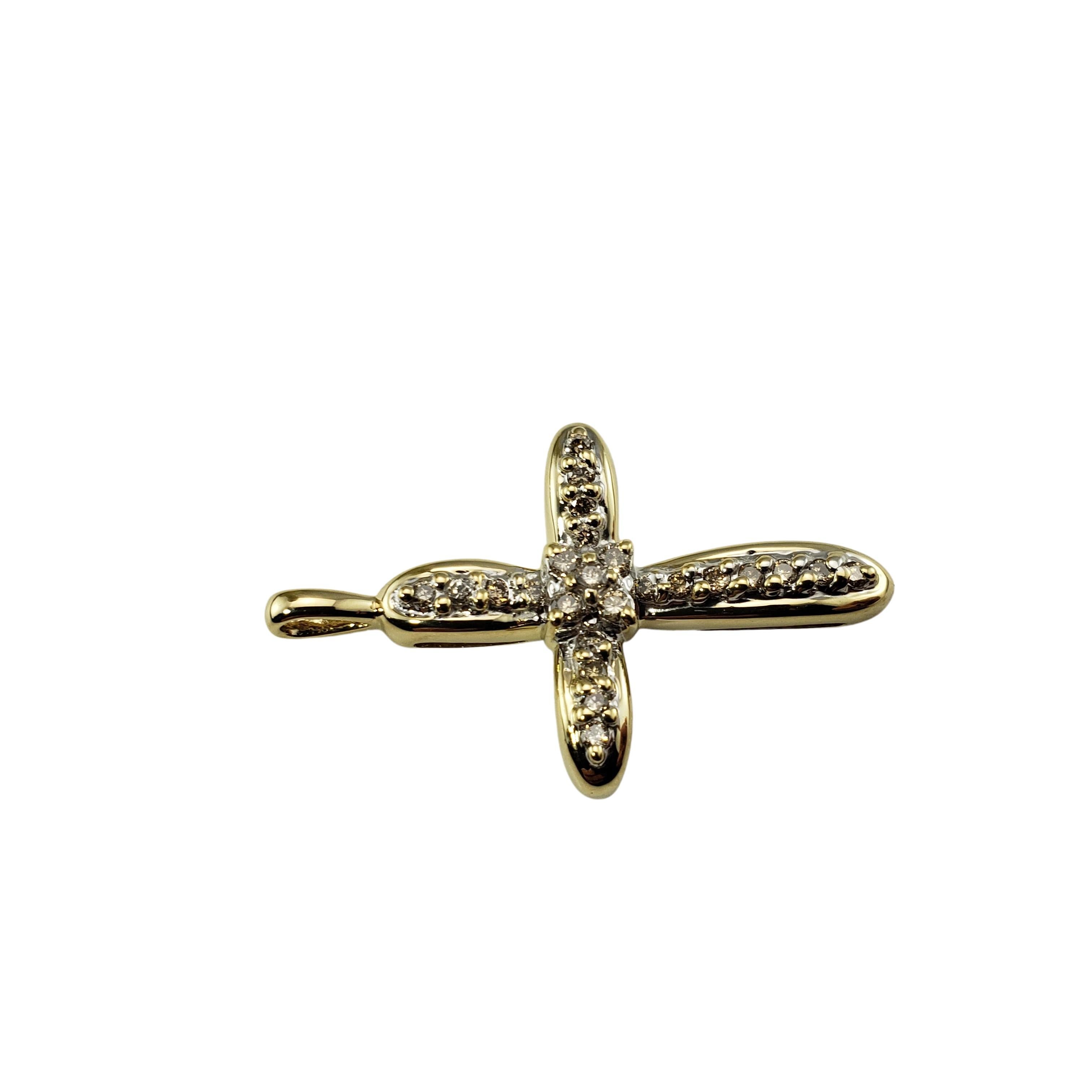 Colgante vintage de oro amarillo de 10 quilates con cruz de diamantes Corte brillante en venta