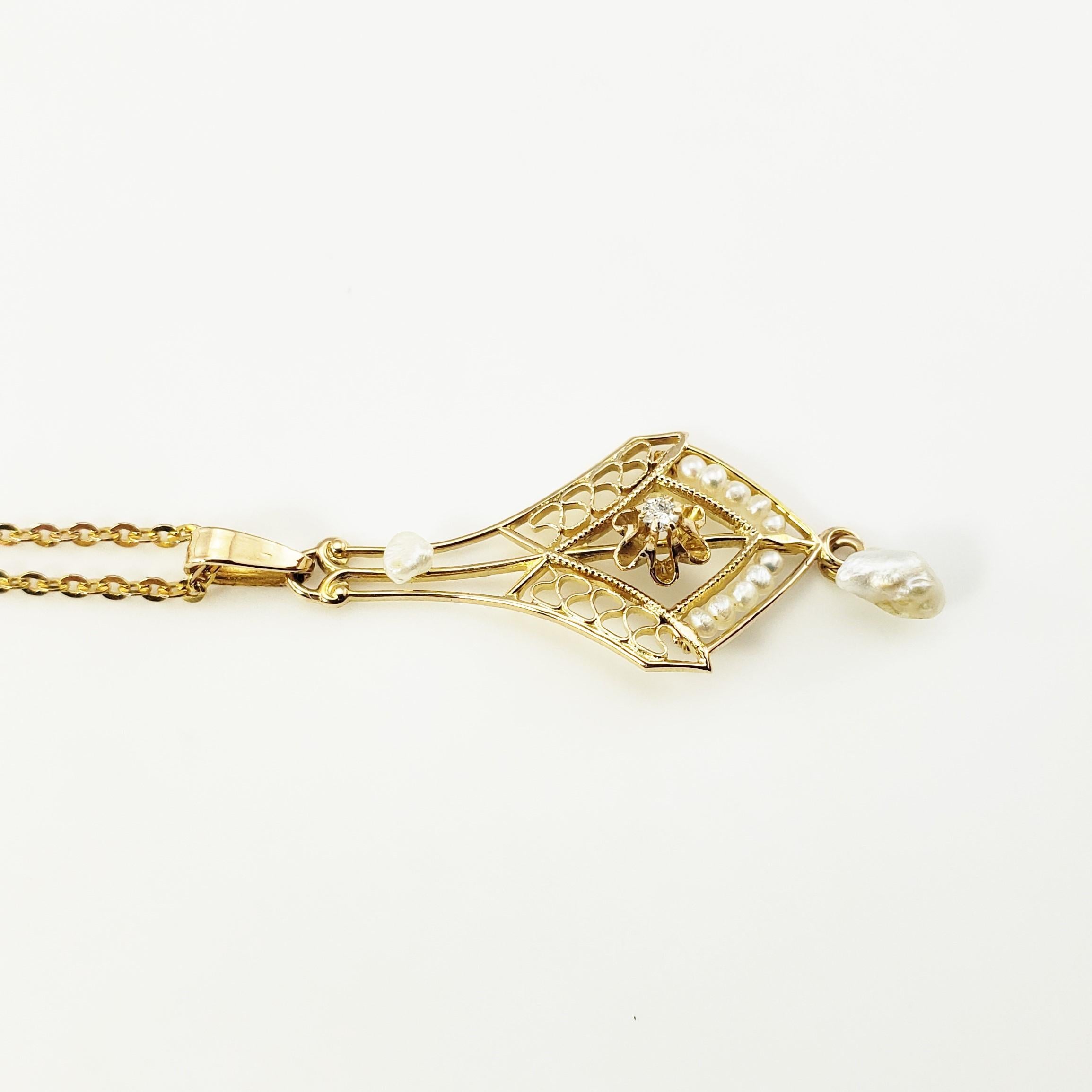 Vintage 10 Karat Gelbgold Perle und Diamant-Anhänger Halskette

Dieser elegante Anhänger besteht aus einem runden Diamanten im Brillantschliff und 12 Saatperlen, die in wunderschön detailliertes 10-karätiges Gelbgold gefasst sind. Hängt an einer