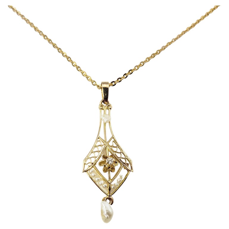Collier pendentif en or jaune 10 carats avec perles et diamants En vente  sur 1stDibs
