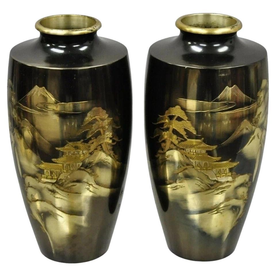 Vintage 10" Oriental Bronze Metall Pagode Berg eingraviert Vase Set - ein Paar