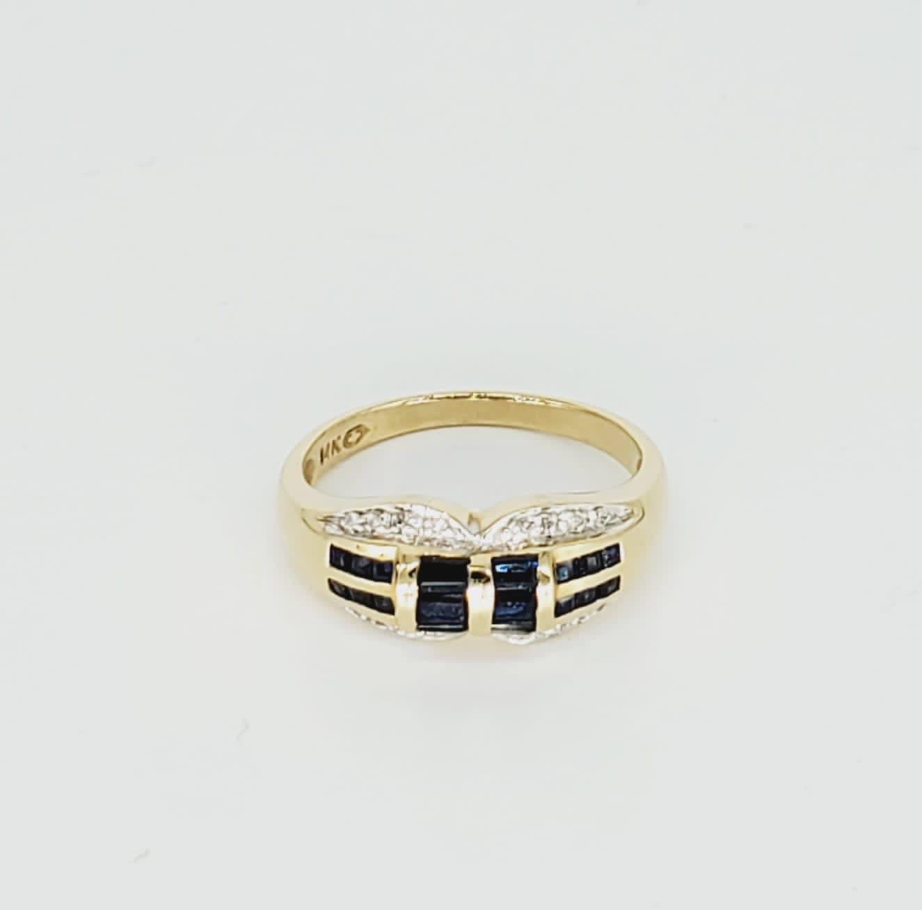 Women's Vintage 1.00 Carat Blue Sapphires and White Diamonds 14 Karat Gold Ring For Sale