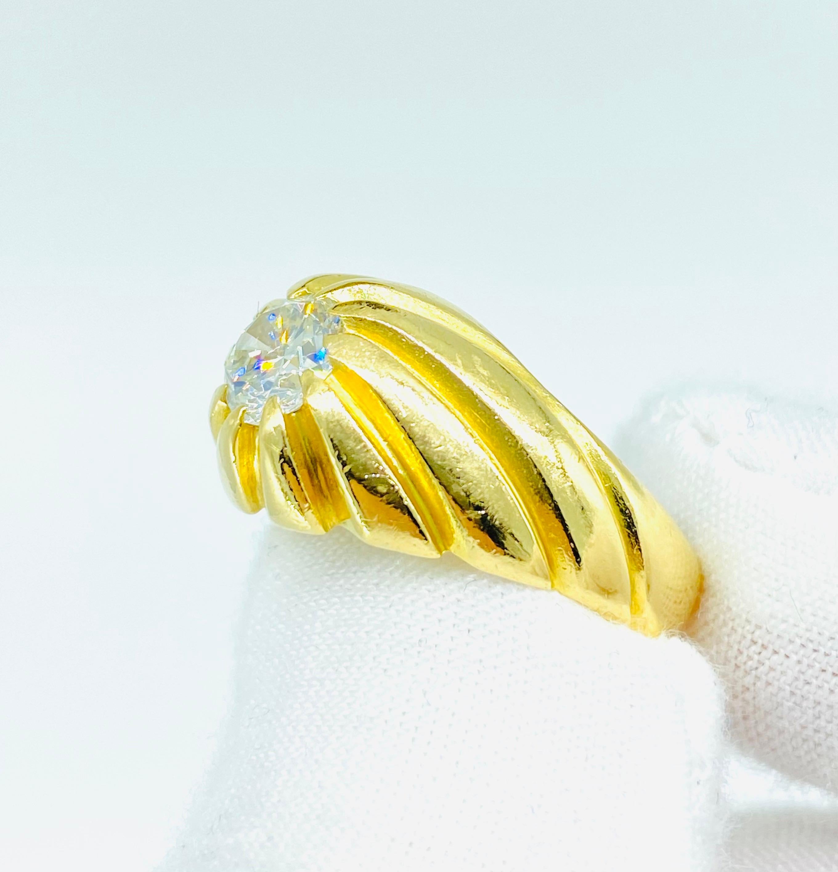 Vintage 1.00 Carat Center Diamond Men's Swirl Pinky Ring 18k Gold. Très impressionnant design de bague tourbillonne donnant l'impression d'une illusion se tordant autour tandis que le magnifique diamant au centre est étincelant et brille de tous ses
