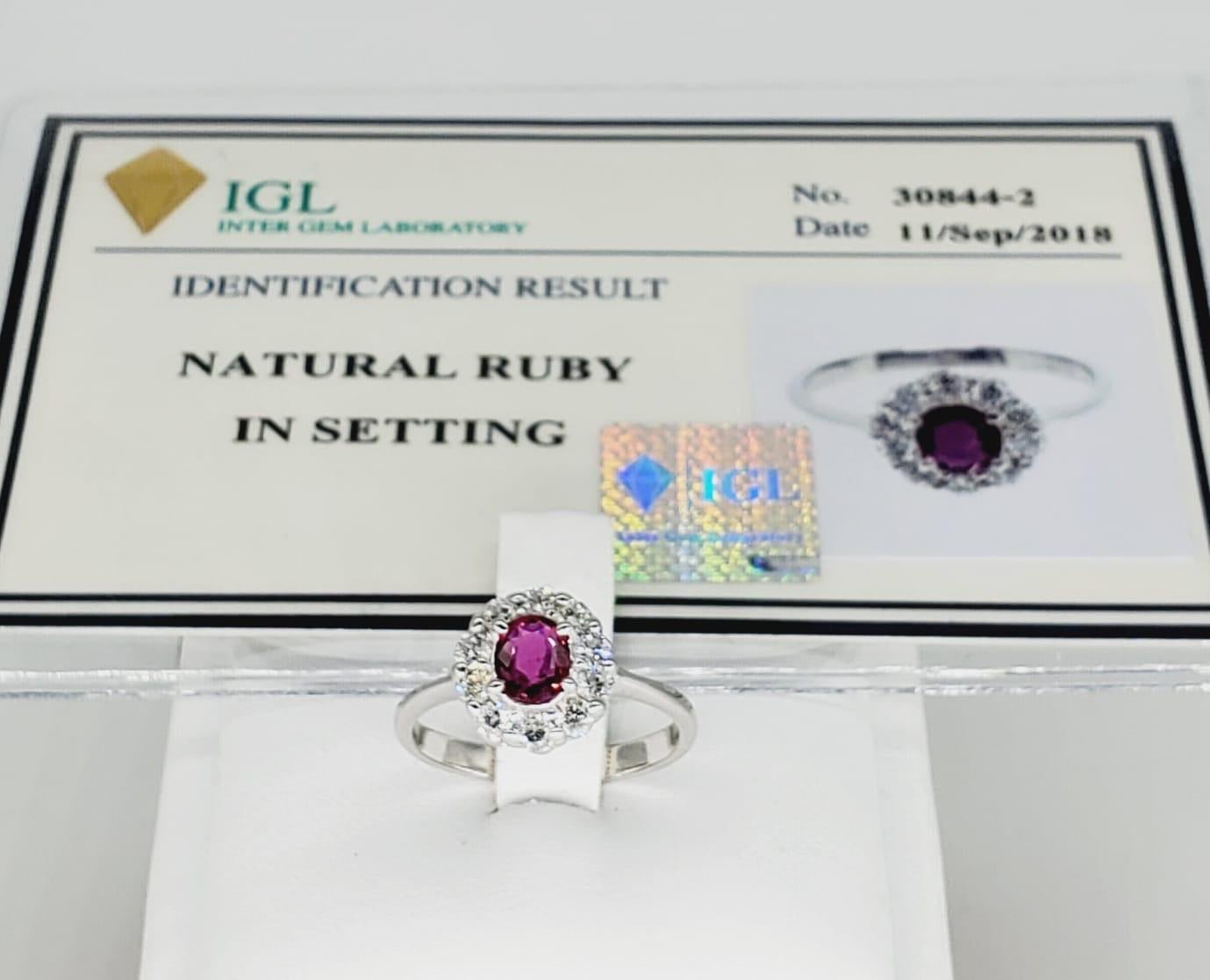 Anello Vintage con rubino naturale da 1,00 carati e diamanti, oro bianco 14k. Il rubino pesa 0,50 carati e i diamanti pesano circa 0,50 carati. L'anello è una misura 6 e pesa circa 3,4 grammi di oro bianco 14k.