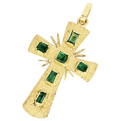 Retro 1.00 Carat Colombian Emerald 18 Karat Gold Cross Pendant