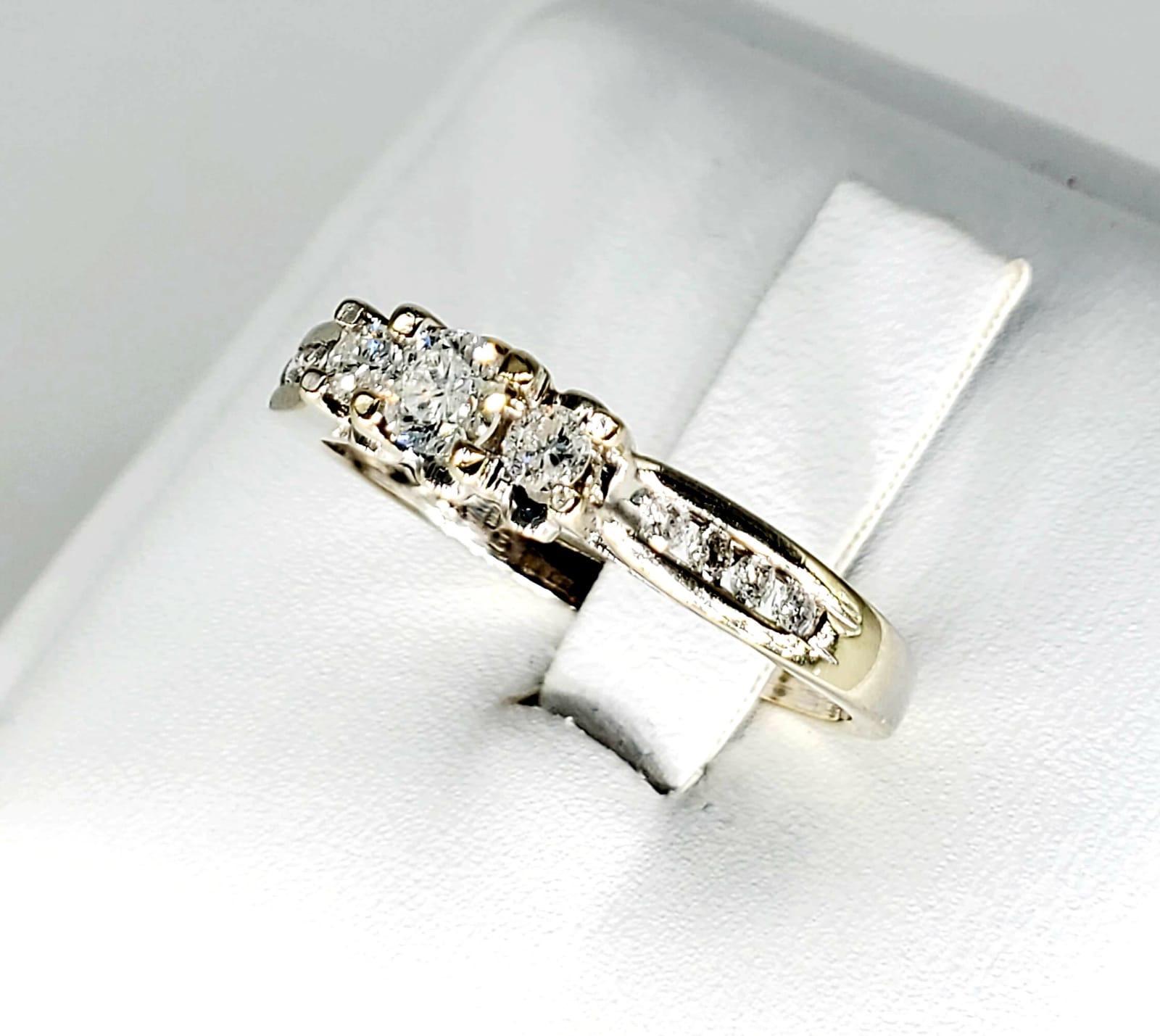 Vintage 1.00 Carat Diamonds Engagement Ring 14k. Des diamants partout comme une couronne sur cette magnifique bague de fiançailles en diamants. La bague est une taille 8.75 et pèse 2.9 grammes.