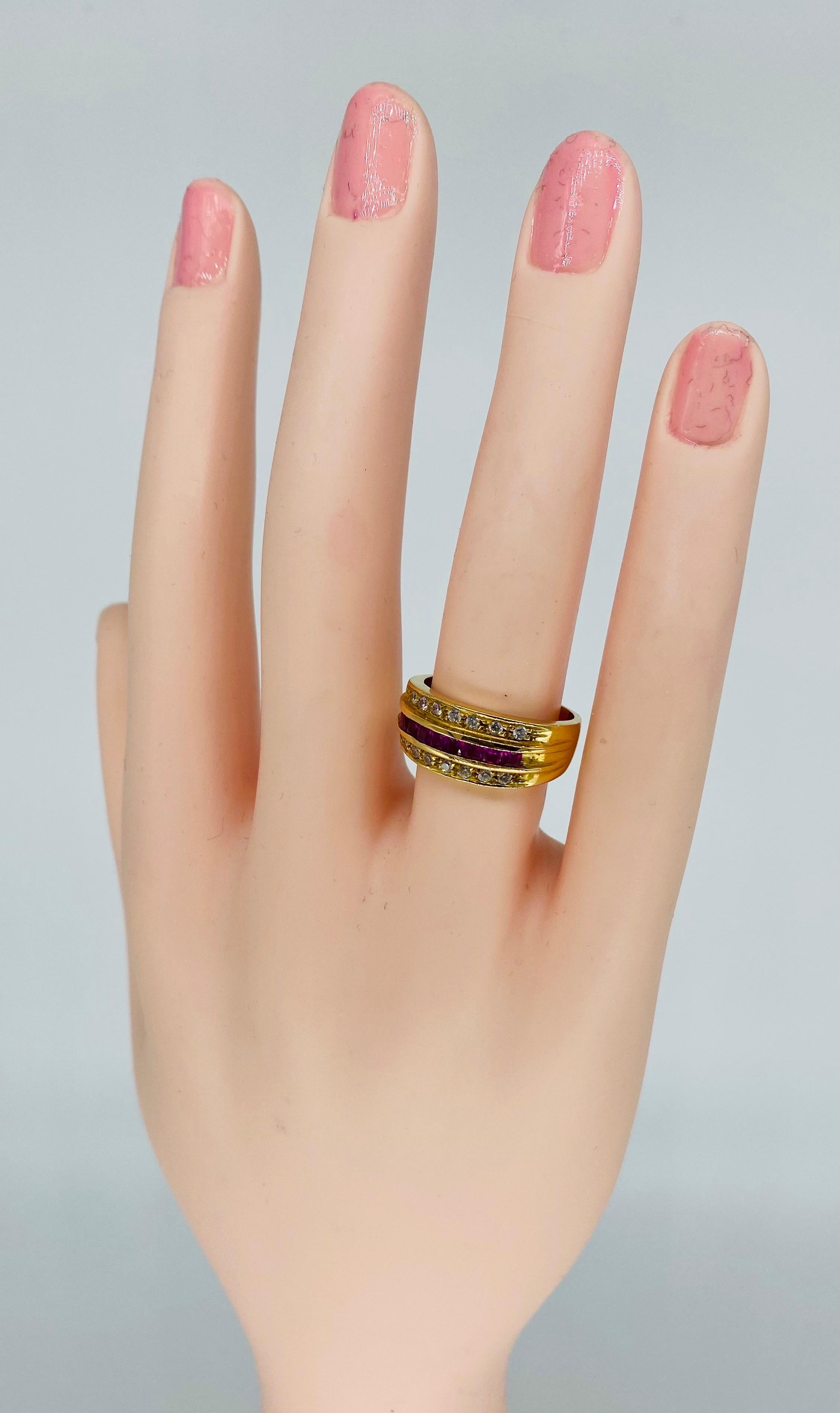 Vintage 1.00 Carat Diamonds & Ruby Band Ring 18k Gold For Sale 3