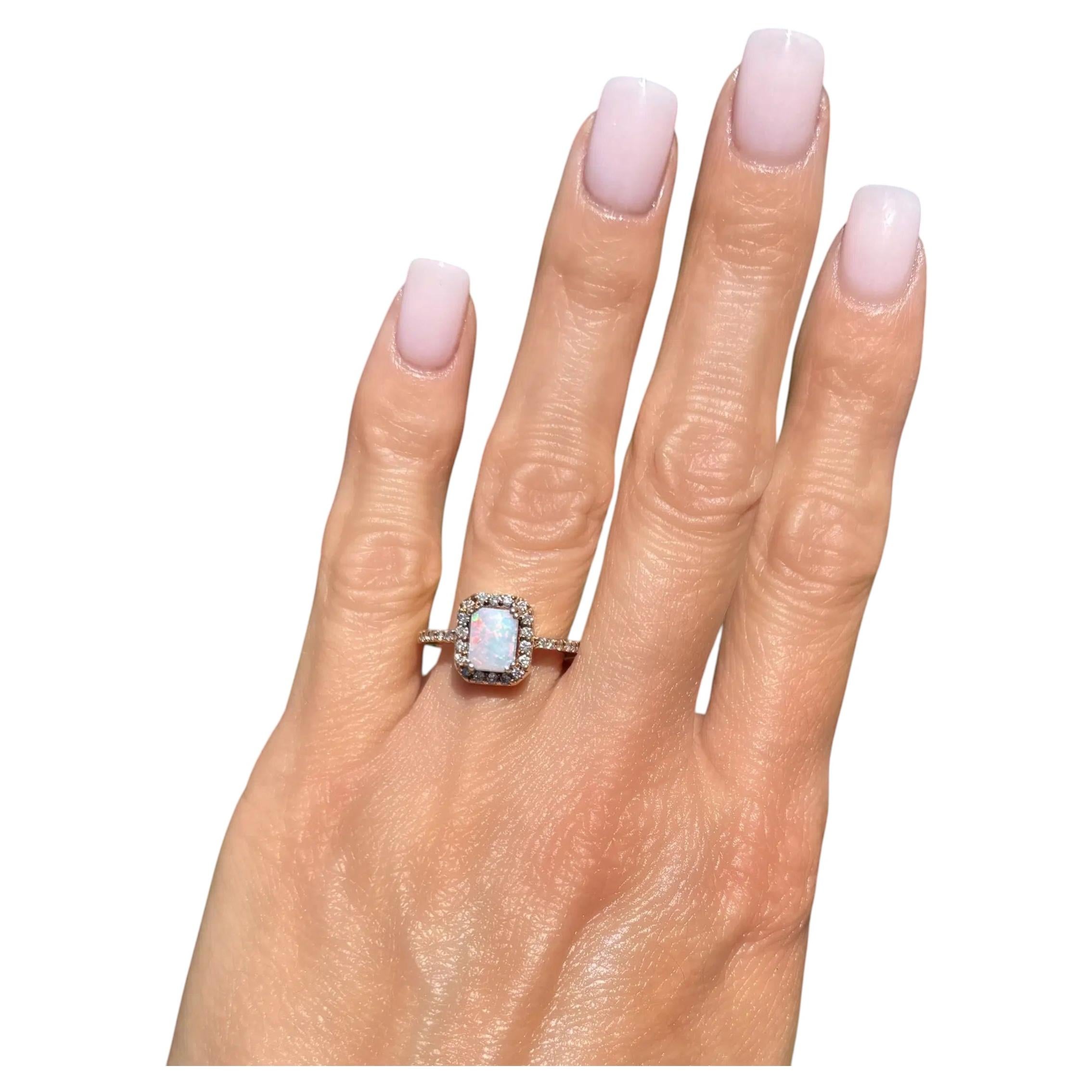 Vintage 1.00 Carat Rectangulaire Opale et Diamant Bague Halo en or en vente
