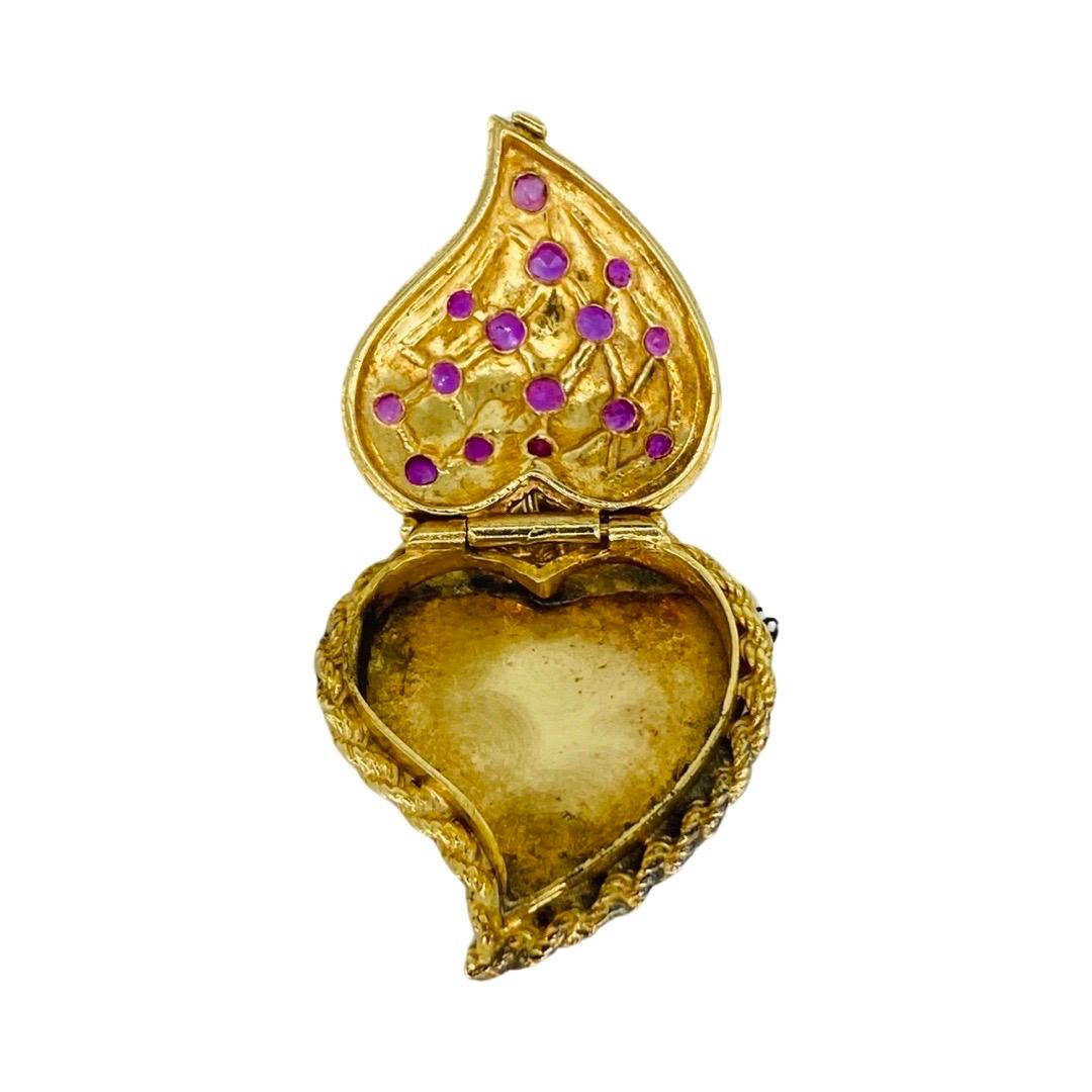 Vintage 1.00 Carat Ruby Heart Locket Pendentif 14k Gold. Magnifique médaillon avec des pierres précieuses Rubis de taille ronde pesant environ 1,00 carat au total par formule. Le pendentif présente un motif de courtepointe tissée et un motif de
