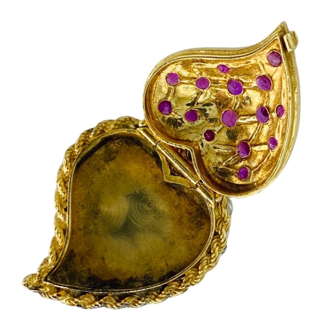 Taille ronde Pendentif médaillon vintage en or 14 carats avec cœur en rubis de 1,00 carat en vente