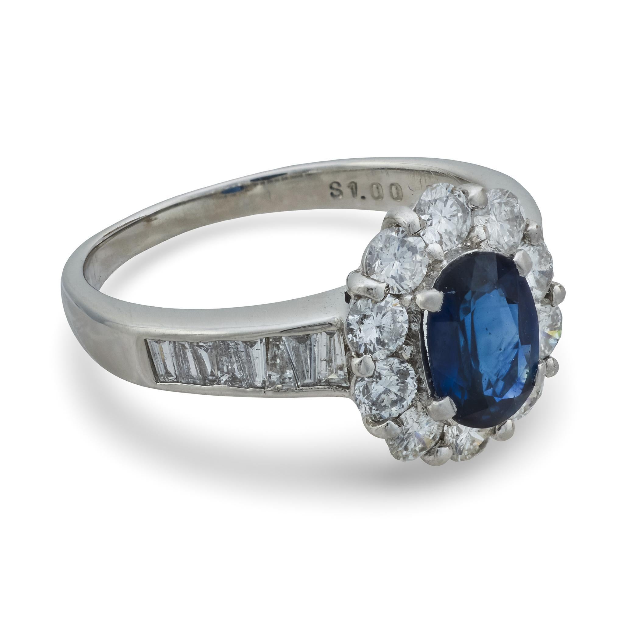 Vintage 1.00 Karat Saphir-Diamant-Platin-Cluster-Ring im Zustand „Gut“ im Angebot in Beverly Hills, CA