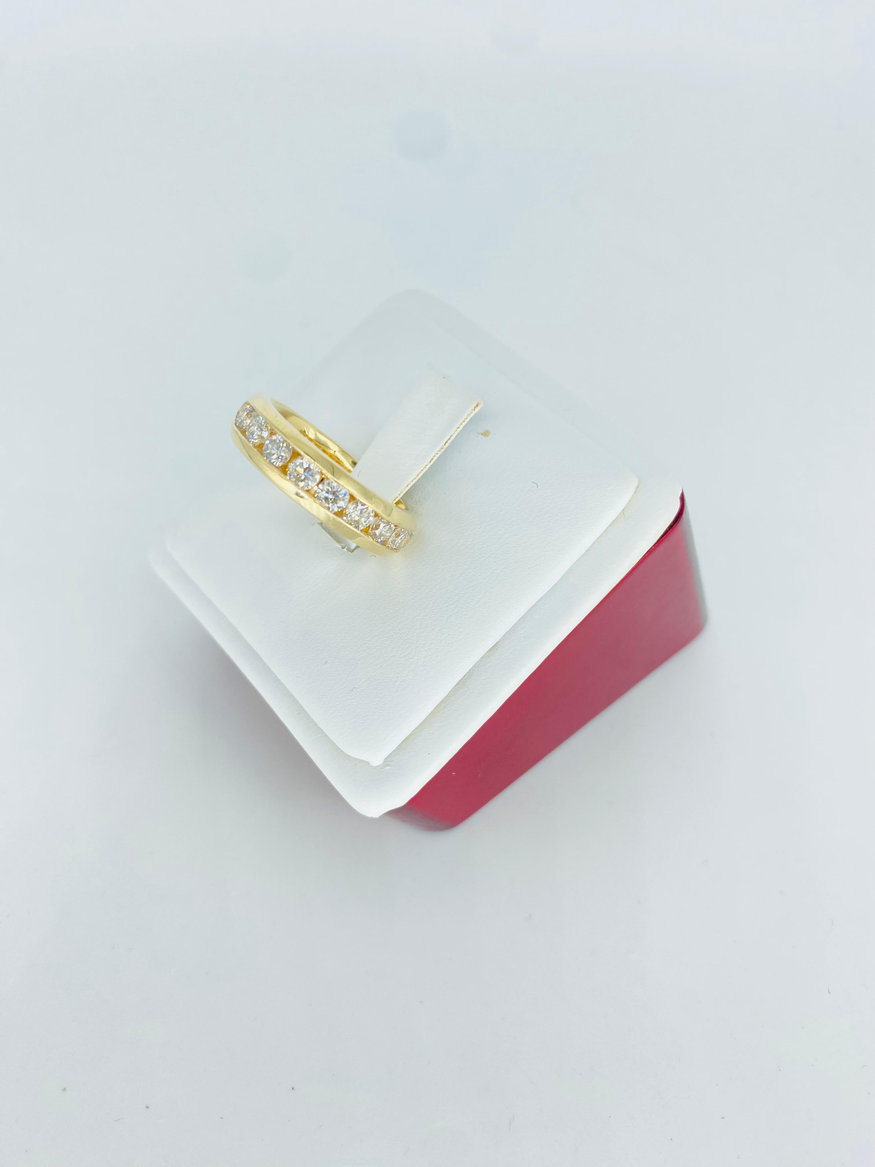 Vintage 1.00 Quilate Peso Total Diamantes Redondos Elegante Medio Anillo de la Eternidad 14k en Bueno estado para la venta en Miami, FL