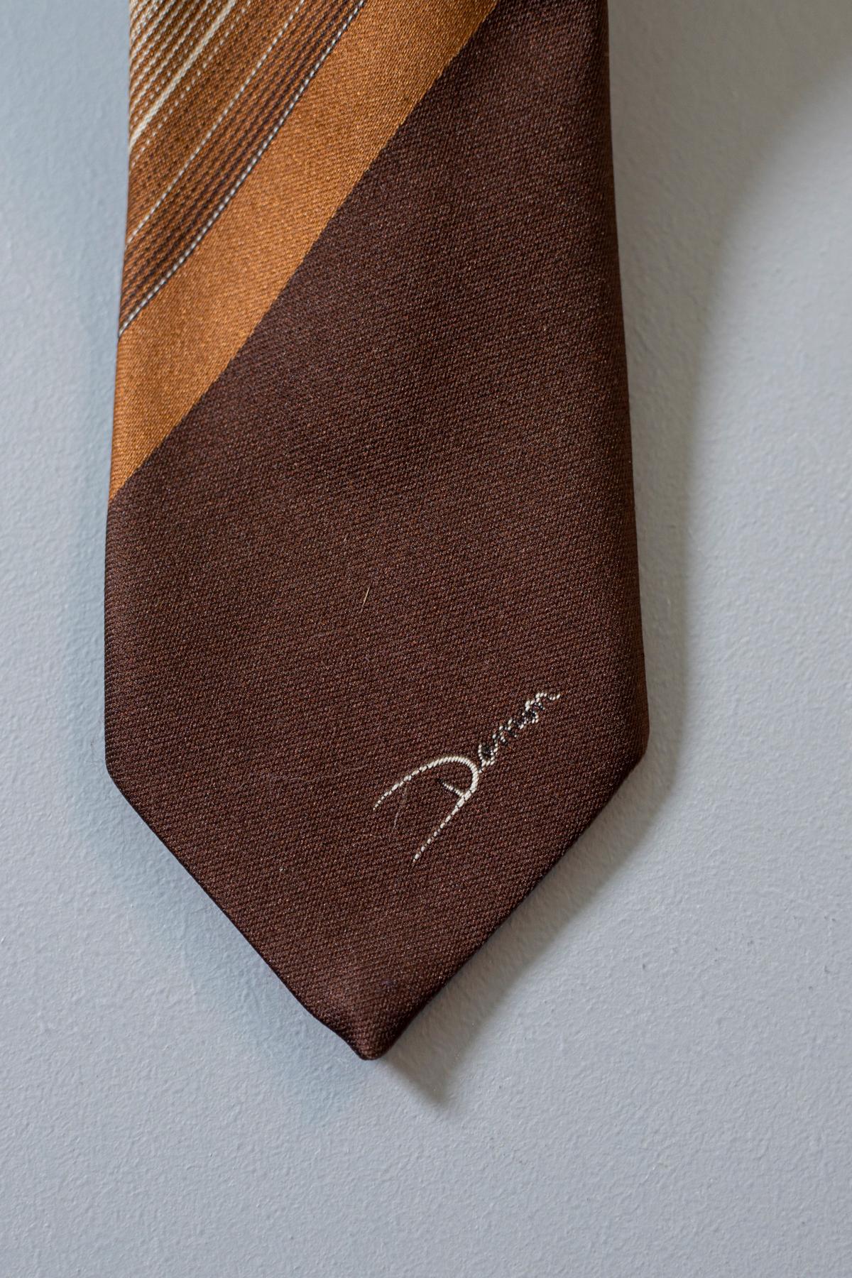 Elegant tie signed Damon, made of 100% silk, with a simple but at the same time never banal design. decorated with stripes of different shades of brown, ideal for a job interview or a romantic dinner for two. 
We recommend combining it with a solid