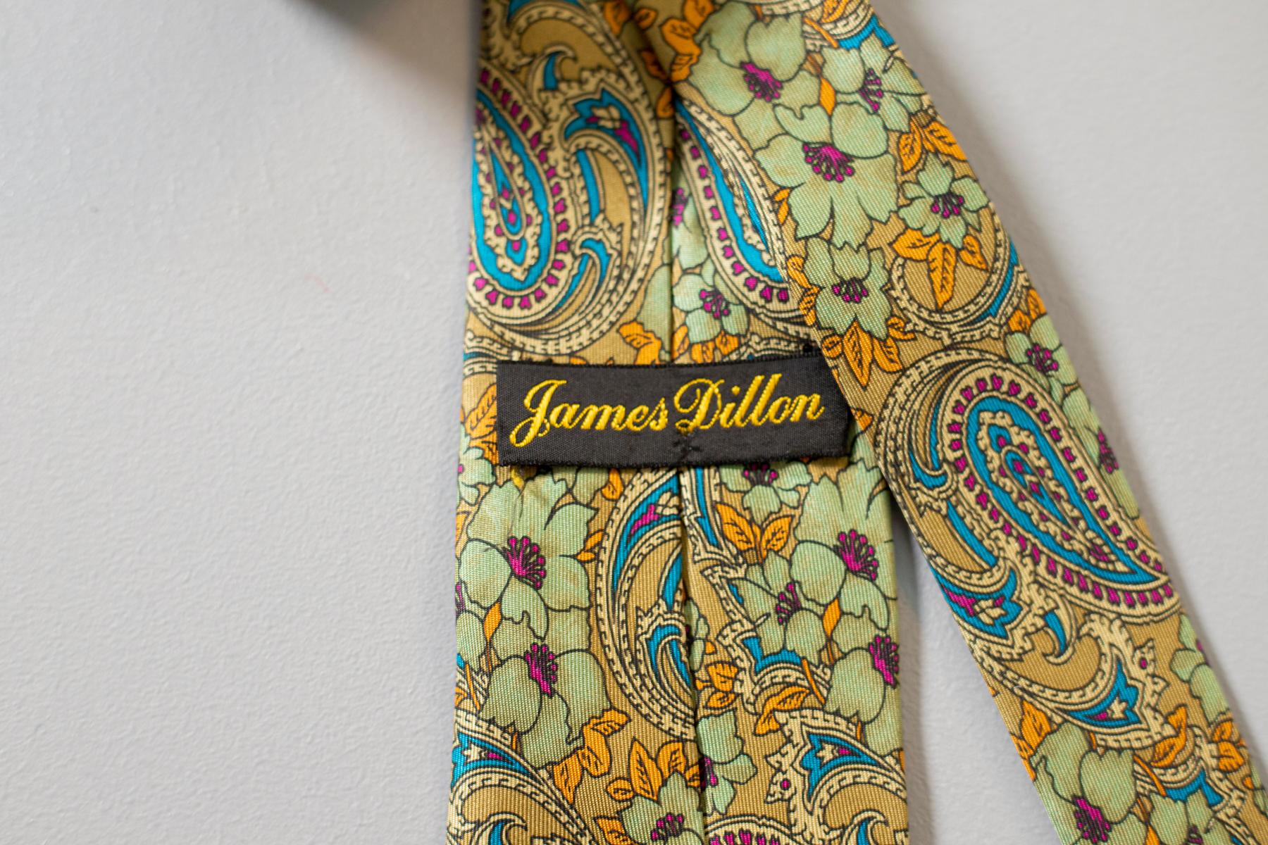 Unique and unusual, James Dillon styled this tie thinking about the most eccentric people. Made in all silk, this green tie is decorated with a paisley motif and some flowers. It is the ideal choice for everyone who wants to feel like a dandy for
