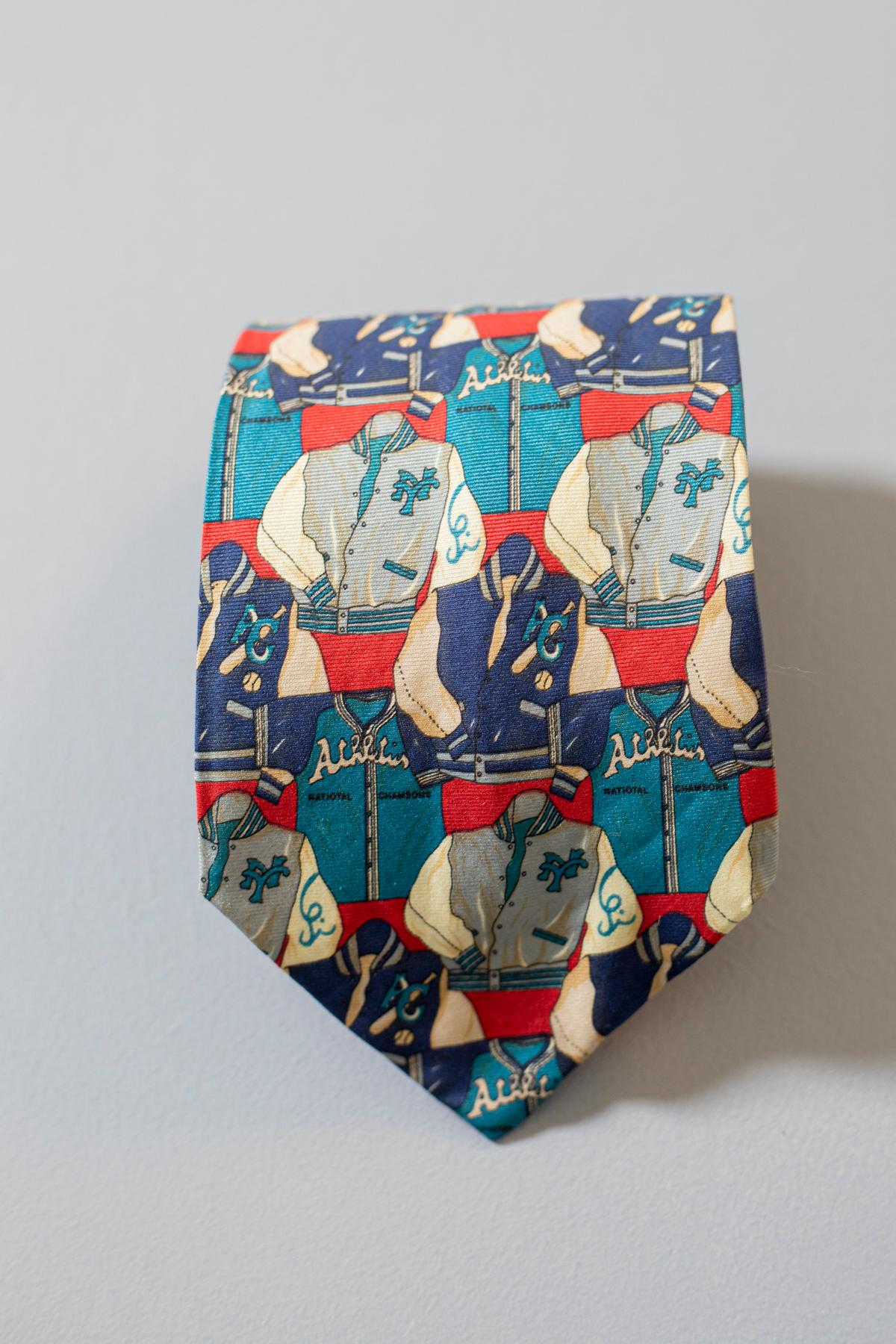 An ideal tie for lovers of an eccentric and never banal sporty look, made of 100% silk and of Italian manufacture. Decorated with blue, gray and white sports jackets on a red background.
Ideal for a playful evening with friends, perfect to be
