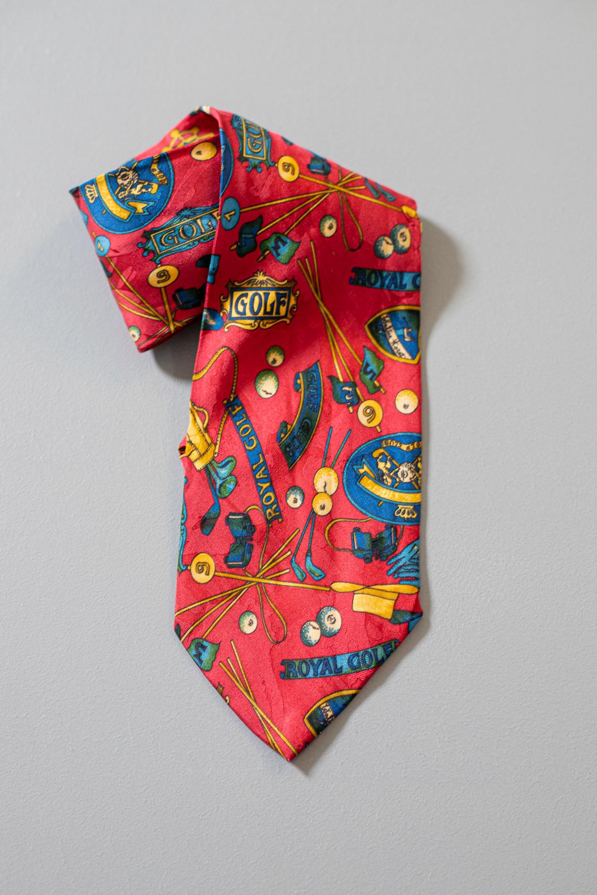 A tie with an inimitable character, perfect for golf lovers. vintage and made of 100% silk for this it is smooth and of good quality. It is decorated with golf club designs on a bright red background. This accessory is perfect to be themed for a