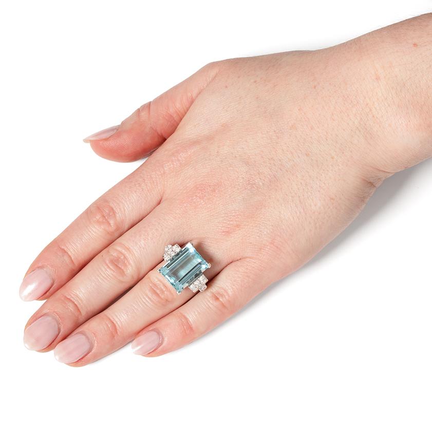 Femenino o masculino Anillo de cóctel vintage de aguamarina y diamantes de 10,00 ct, c.1950 en venta