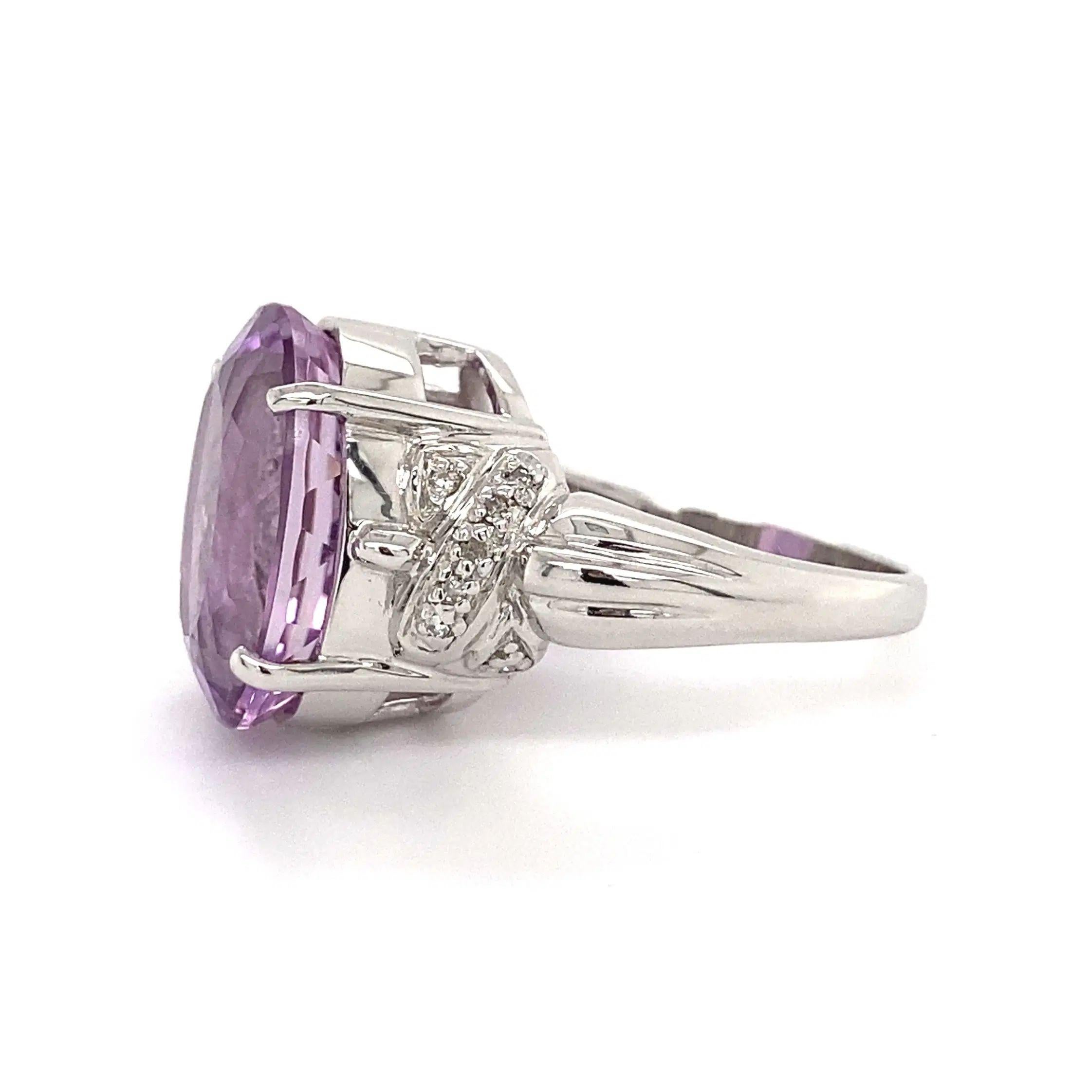 Vintage 10.09 Carat Oval Kunzite and Diamond Gold Solitaire Ring In Excellent Condition For Sale In Montreal, QC