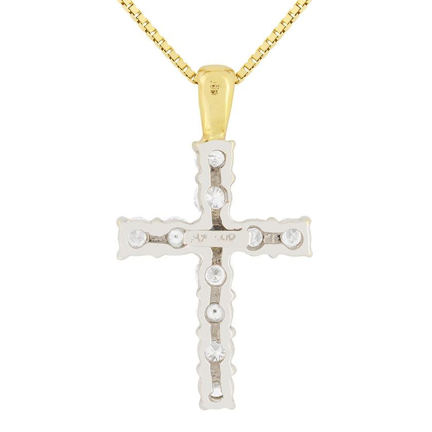 Undici scintillanti diamanti taglio brillante sono incastonati in questo pendente a croce con diamanti vintage. La montatura in oro bianco da 18 carati permette ai diamanti di mostrare la loro naturale luminosità, essendo stati stimati di colore G-H