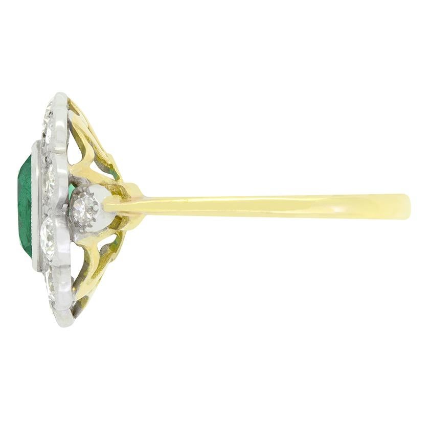 Vintage-Cluster-Ring mit 1,00 Karat Smaragd und Diamant, ca. 1970er Jahre (Ovalschliff) im Angebot