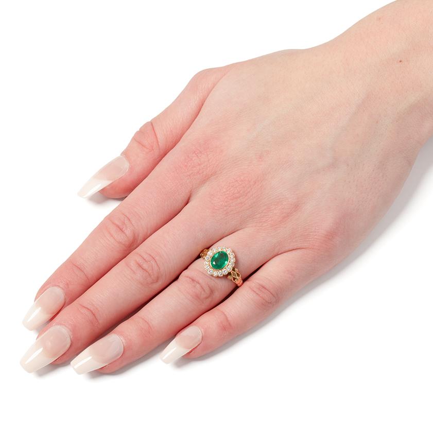 Vintage-Cluster-Ring mit 1,00 Karat Smaragd und Diamant, ca. 1970er Jahre im Zustand „Gut“ im Angebot in London, GB