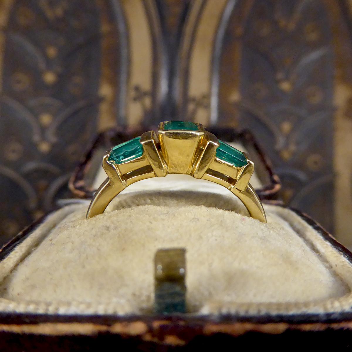 Vintage 1.00 Carat Emerald Multi Stone Staged Setting Ring in 18ct Yellow Gold In Good Condition In Yorkshire, West Yorkshire