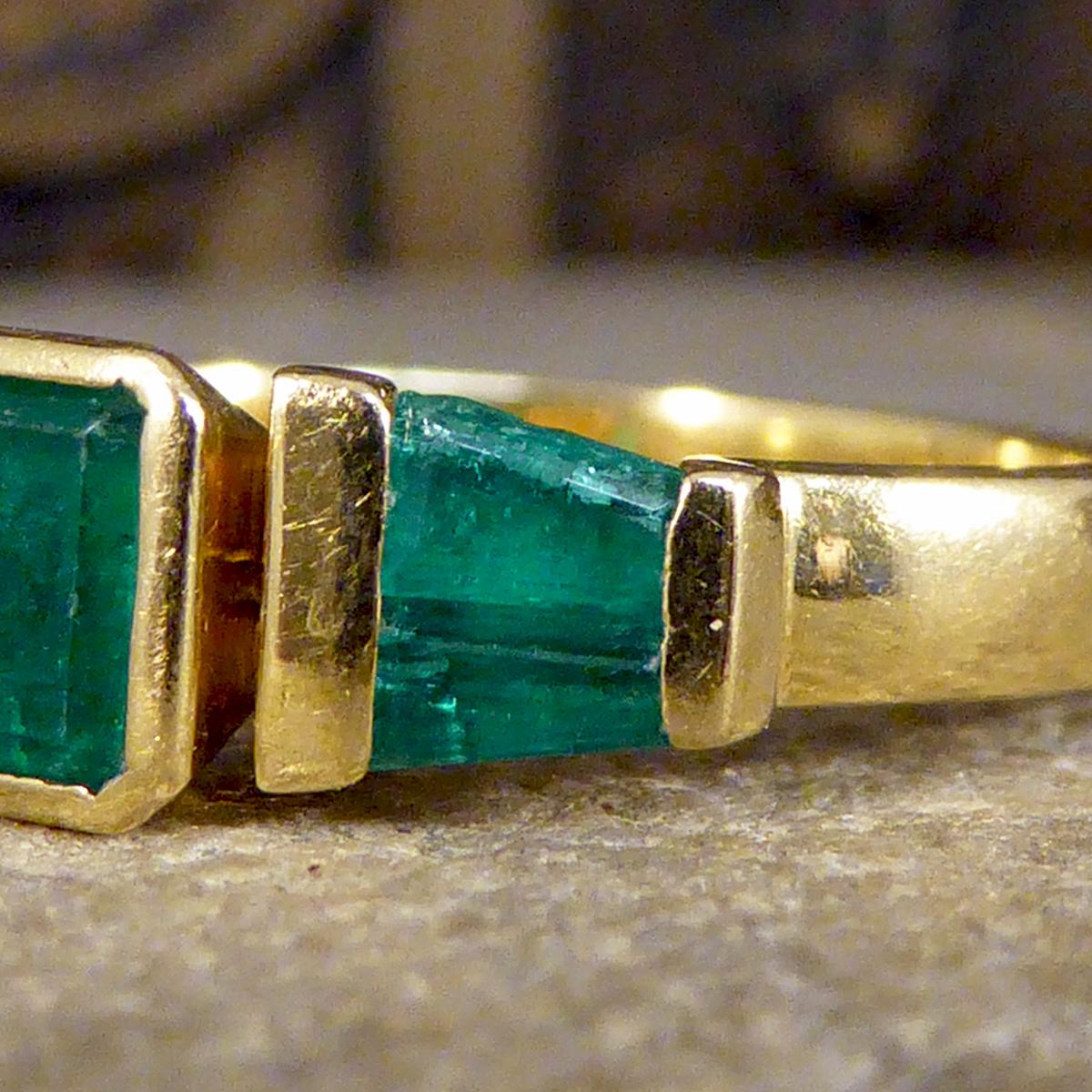 Women's or Men's Vintage 1.00 Carat Emerald Multi Stone Staged Setting Ring in 18ct Yellow Gold
