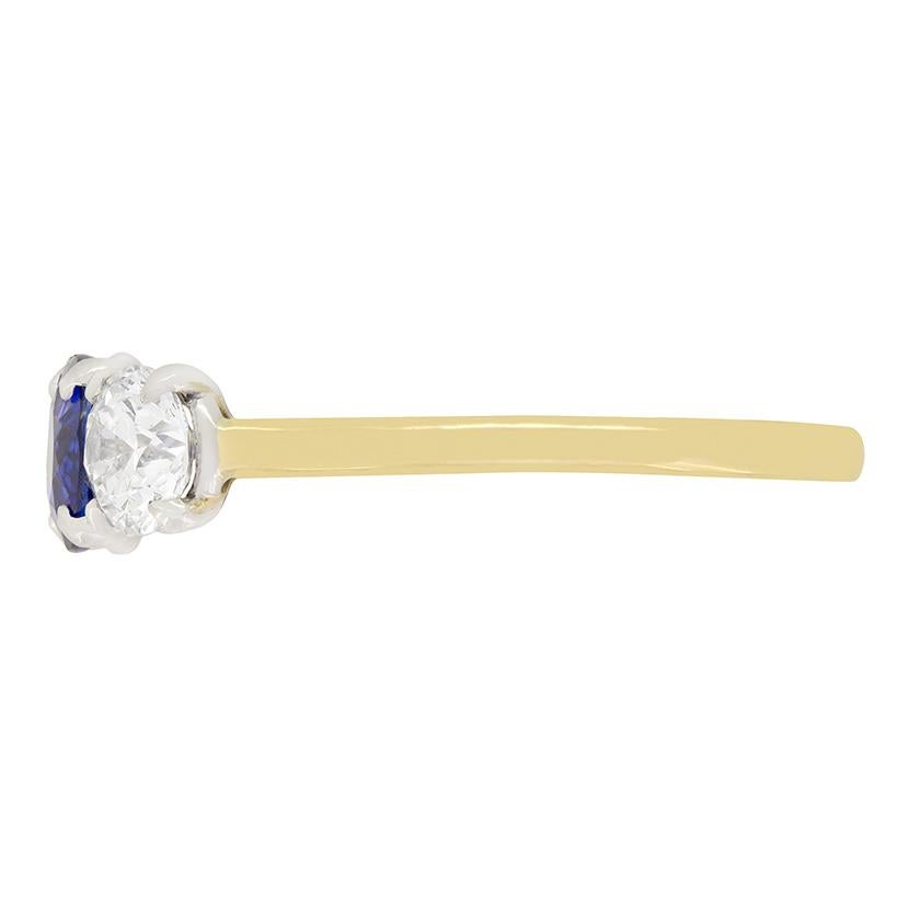 Taglio brillante Anello a trilogia con zaffiro e diamante da 1,00 ct, 1970 ca. in vendita